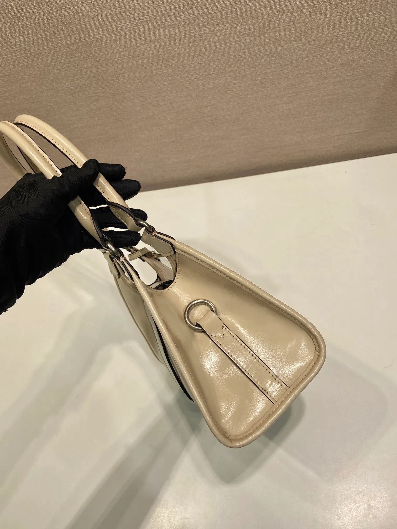 💰1500🎉New product🎉1BG580 mini🎉🎉 This mini catwalk model is made of imported waxed leather, top-grade hardware, and the front panel is equipped with a buckle lock opening and closing. It has a large capacity and can be carried by hand or on the shoulder. The upper body effect is very fashionable. If you like babies, hurry up and get it🎉🎉 Length 26x height 18x base 12cm🎉🎉🎉💰💰💰