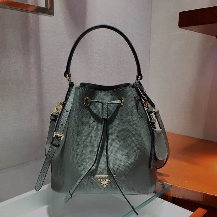💰1700🎉Exclusive debut🎉, new color🎉🎉New 1BZ032 bucket bag😘😘, original item👍👍made of imported coarse cross-grain cowhide, top-grade hardware, leather handbag, adjustable detachable long shoulder strap, drawstring bag mouth. Simple and fashionable, it is a bucket bag that will never go out of style and is what ladies need. 🙈🙈Length 22x Height 22x Bottom 14cm👍