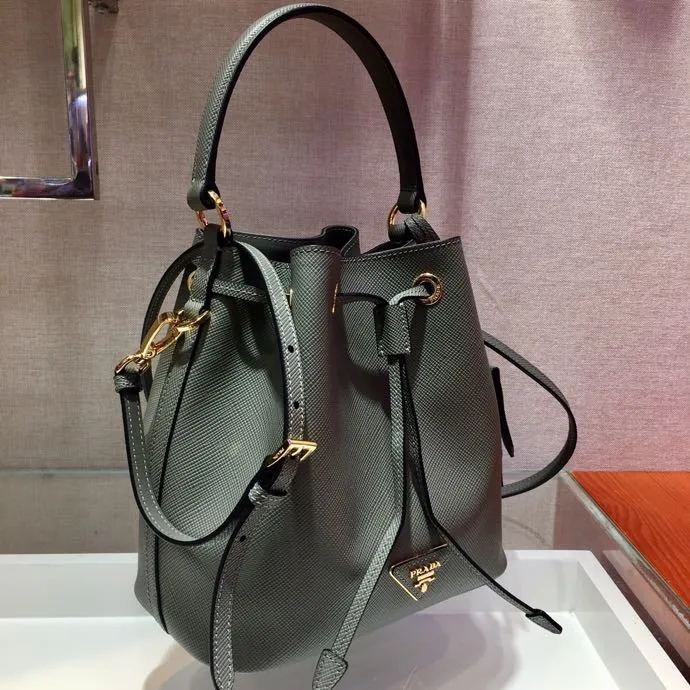 💰1700🎉Exclusive debut🎉, new color🎉🎉New 1BZ032 bucket bag😘😘, original item👍👍made of imported coarse cross-grain cowhide, top-grade hardware, leather handbag, adjustable detachable long shoulder strap, drawstring bag mouth. Simple and fashionable, it is a bucket bag that will never go out of style and is what ladies need. 🙈🙈Length 22x Height 22x Bottom 14cm👍