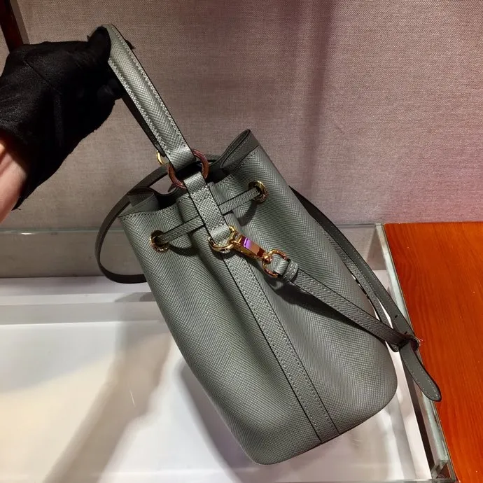 💰1700🎉Exclusive debut🎉, new color🎉🎉New 1BZ032 bucket bag😘😘, original item👍👍made of imported coarse cross-grain cowhide, top-grade hardware, leather handbag, adjustable detachable long shoulder strap, drawstring bag mouth. Simple and fashionable, it is a bucket bag that will never go out of style and is what ladies need. 🙈🙈Length 22x Height 22x Bottom 14cm👍