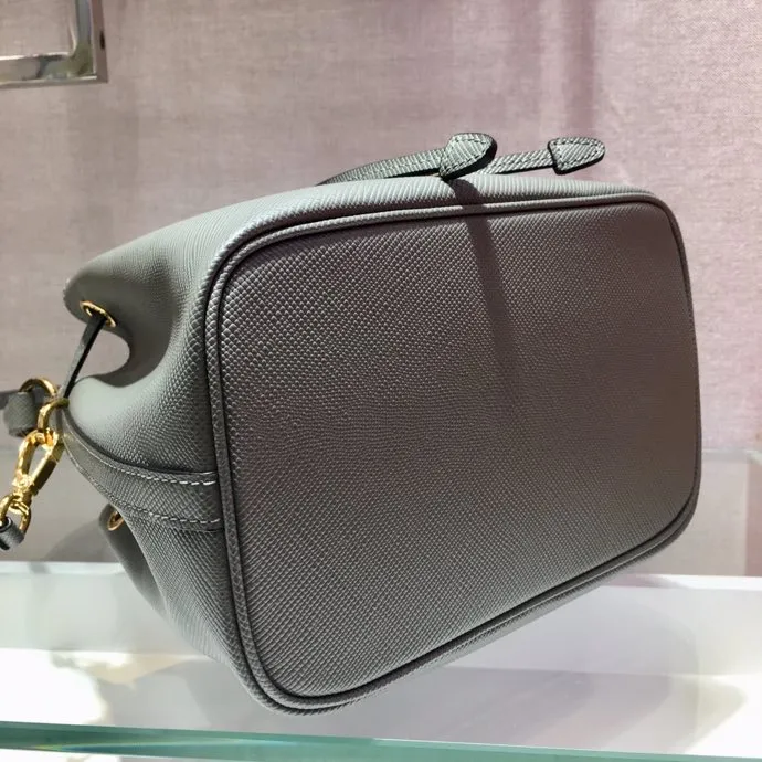 💰1700🎉Exclusive debut🎉, new color🎉🎉New 1BZ032 bucket bag😘😘, original item👍👍made of imported coarse cross-grain cowhide, top-grade hardware, leather handbag, adjustable detachable long shoulder strap, drawstring bag mouth. Simple and fashionable, it is a bucket bag that will never go out of style and is what ladies need. 🙈🙈Length 22x Height 22x Bottom 14cm👍