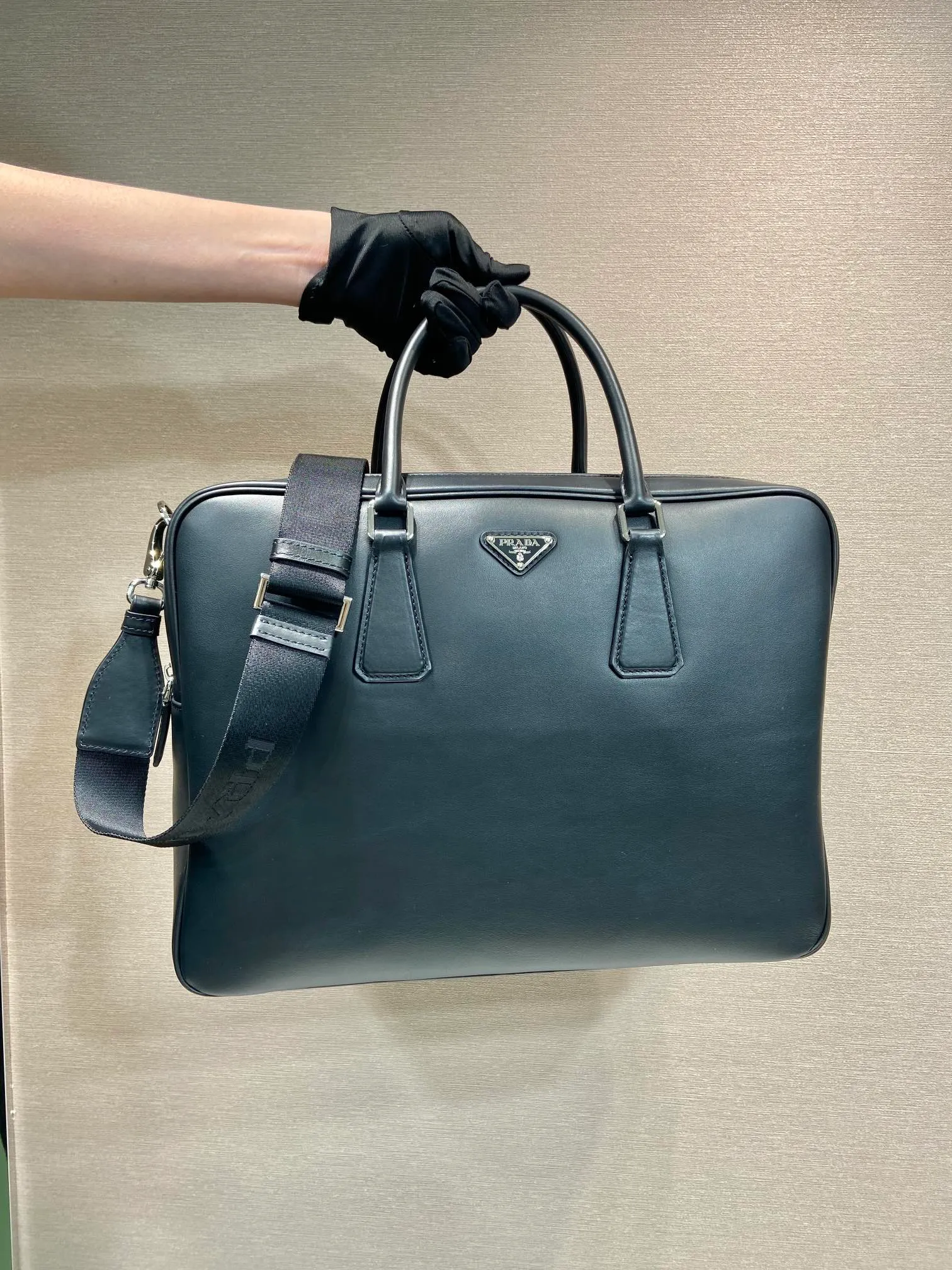 💰2100🎉Double Layer Briefcase🎉2VE025 New Arrival🎉🎉 This elegant and versatile leather briefcase is designed with two compartments and features a removable and adjustable Re-Nylon webbing shoulder strap. Made of premium calfskin, the enameled metal triangle logo is vividly embellished on the front, adding a signature element. Simple/practical/grand, handsome guys. Hurry up and get it🎉🎉Length 39x Height 29x Bottom 12cm🎉🎉🎉👏👏👏