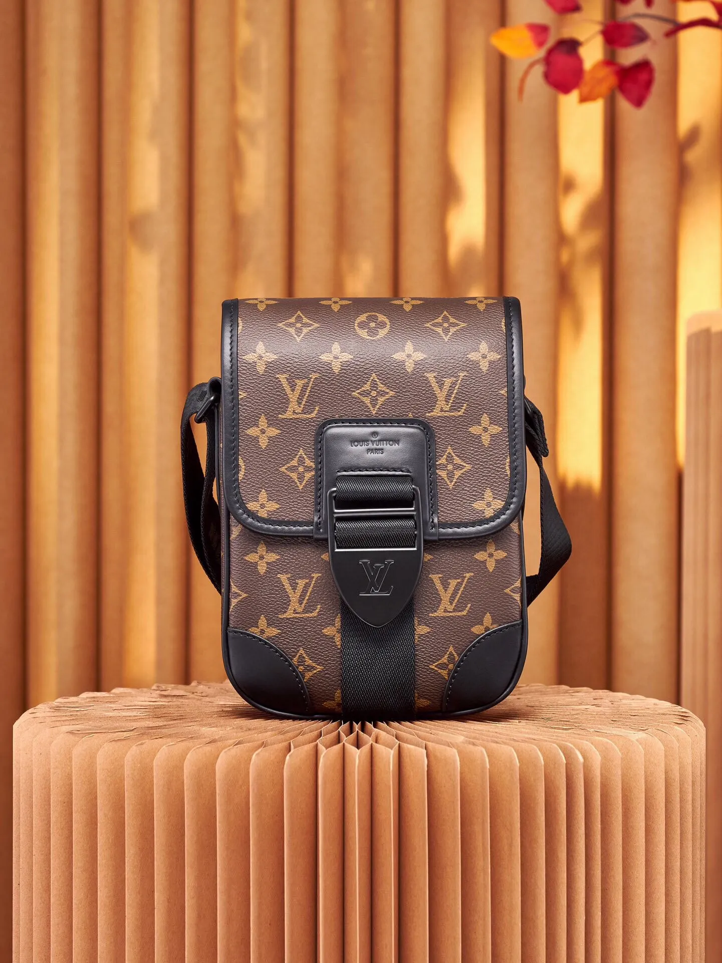 P¥700👉nfc dynamic chip version👈【Top inspection-free all-steel hardware】This Archy small messenger bag is made of Monogram Macassar canvas and leather trim, and then uses leather corners and trim to highlight its elegant style. The detachable and adjustable jacquard shoulder strap features the Louis Vuitton logo. Monogram Macassar coated canvas - cow leather trim - fabric lining - metal hardware - magnetic flap closure - zippered back pocket - internal patch pocket - shoulder strap: non-detachable, adjustable! ! Model: M46442; Size: 16x22x7CM