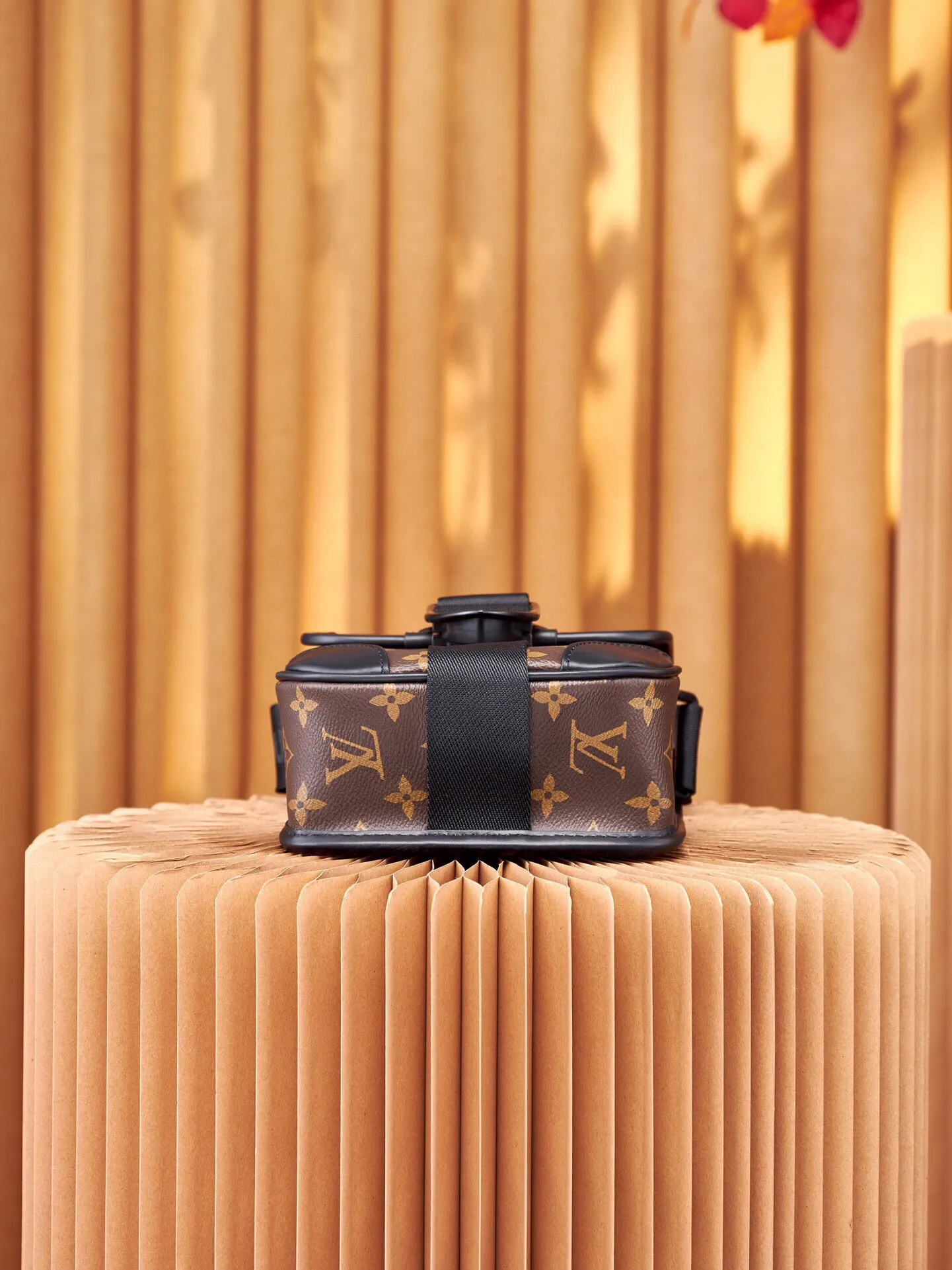 P¥700👉nfc dynamic chip version👈【Top inspection-free all-steel hardware】This Archy small messenger bag is made of Monogram Macassar canvas and leather trim, and then uses leather corners and trim to highlight its elegant style. The detachable and adjustable jacquard shoulder strap features the Louis Vuitton logo. Monogram Macassar coated canvas - cow leather trim - fabric lining - metal hardware - magnetic flap closure - zippered back pocket - internal patch pocket - shoulder strap: non-detachable, adjustable! ! Model: M46442; Size: 16x22x7CM