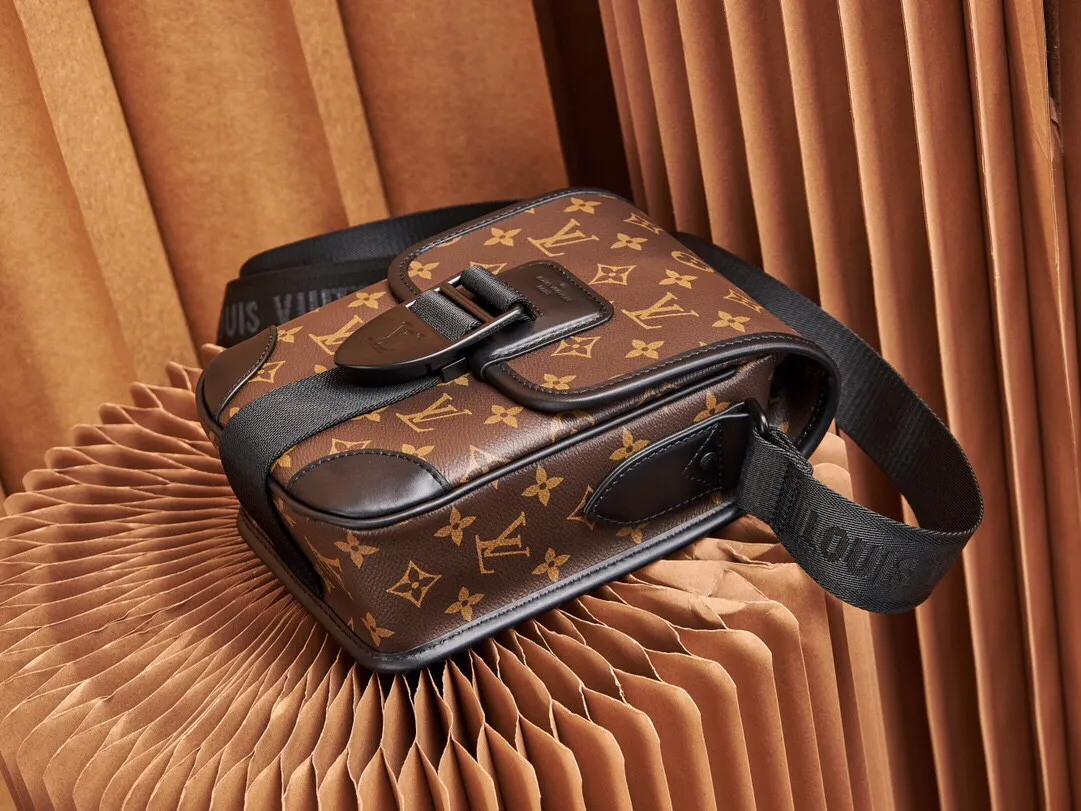 P¥700👉nfc dynamic chip version👈【Top inspection-free all-steel hardware】This Archy small messenger bag is made of Monogram Macassar canvas and leather trim, and then uses leather corners and trim to highlight its elegant style. The detachable and adjustable jacquard shoulder strap features the Louis Vuitton logo. Monogram Macassar coated canvas - cow leather trim - fabric lining - metal hardware - magnetic flap closure - zippered back pocket - internal patch pocket - shoulder strap: non-detachable, adjustable! ! Model: M46442; Size: 16x22x7CM