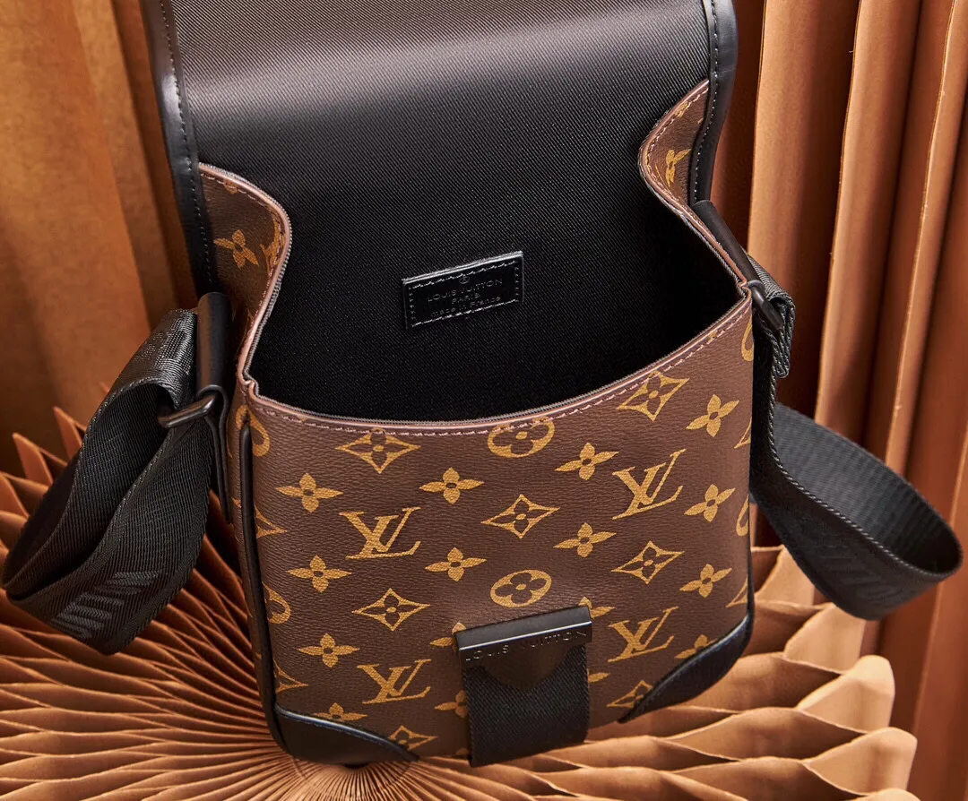 P¥700👉nfc dynamic chip version👈【Top inspection-free all-steel hardware】This Archy small messenger bag is made of Monogram Macassar canvas and leather trim, and then uses leather corners and trim to highlight its elegant style. The detachable and adjustable jacquard shoulder strap features the Louis Vuitton logo. Monogram Macassar coated canvas - cow leather trim - fabric lining - metal hardware - magnetic flap closure - zippered back pocket - internal patch pocket - shoulder strap: non-detachable, adjustable! ! Model: M46442; Size: 16x22x7CM