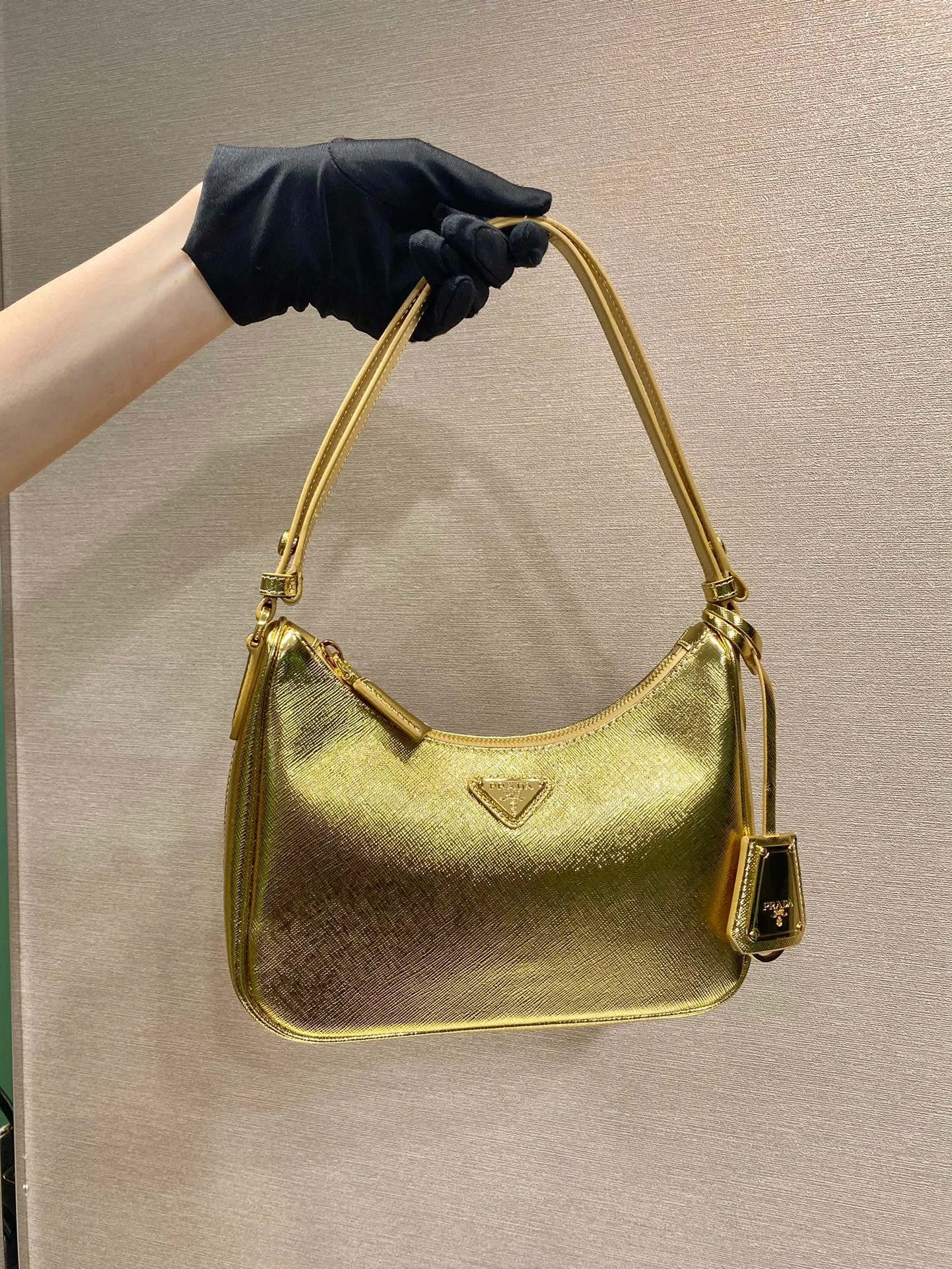💰1320🎉New style🎉New color in 2023🎉1BC204B handbag/underarm bag/crossbody bag This Hobo handbag/underarm bag/crossbody bag is very functional and can be used for three purposes in one bag. It is perfect🎉🎉It is made of imported cross-grain cowhide, which is more wear-resistant. The shoulder strap can be adjusted and switched at any time😘😘The upper body effect is beautiful, convenient and practical🎉🎉Hurry up and get it👏👏 Length 23x Height 17x Bottom 6.5cm🎉🎉🎉👏👏👏