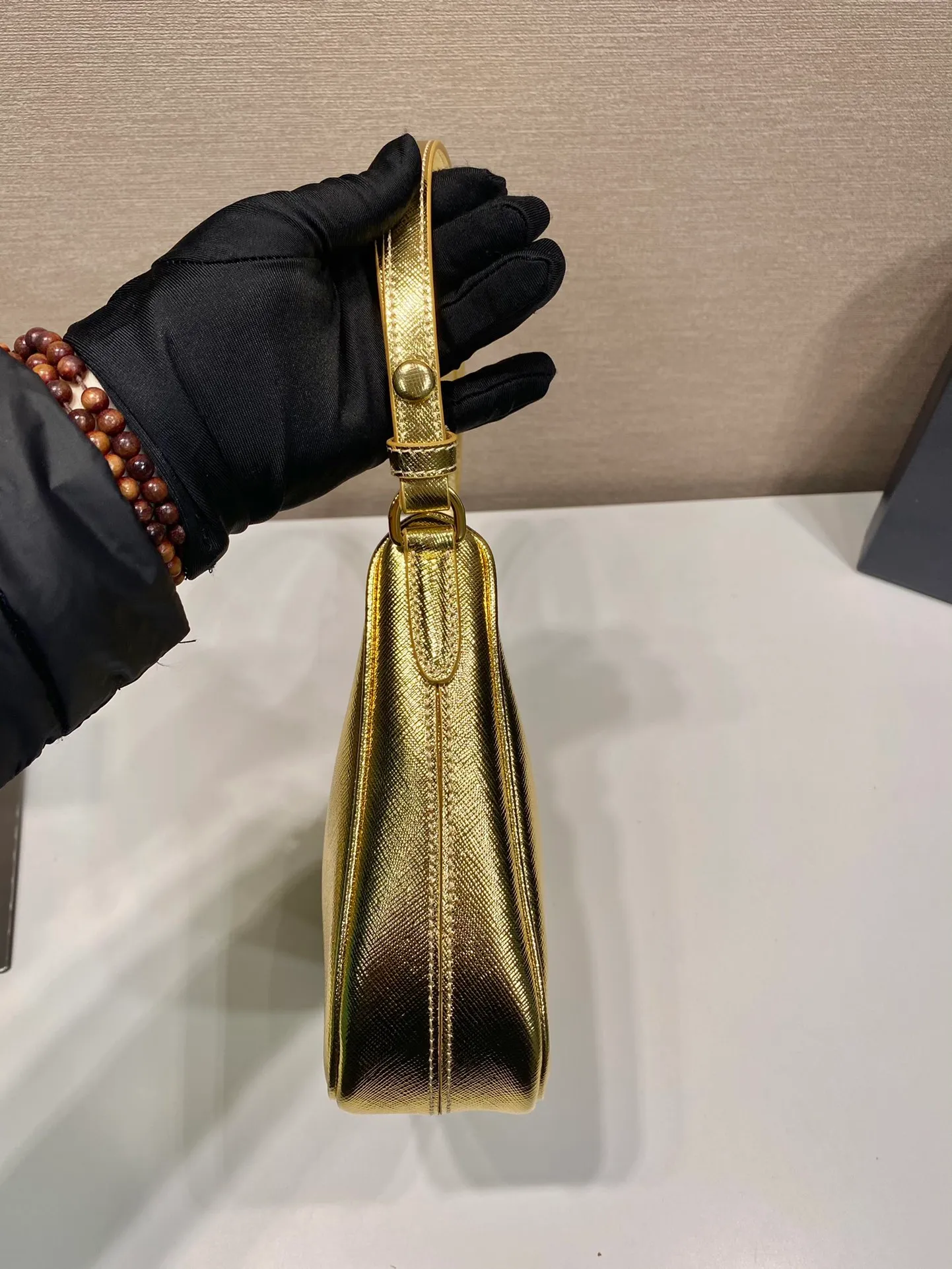 💰1320🎉New style🎉New color in 2023🎉1BC204B handbag/underarm bag/crossbody bag This Hobo handbag/underarm bag/crossbody bag is very functional and can be used for three purposes in one bag. It is perfect🎉🎉It is made of imported cross-grain cowhide, which is more wear-resistant. The shoulder strap can be adjusted and switched at any time😘😘The upper body effect is beautiful, convenient and practical🎉🎉Hurry up and get it👏👏 Length 23x Height 17x Bottom 6.5cm🎉🎉🎉👏👏👏