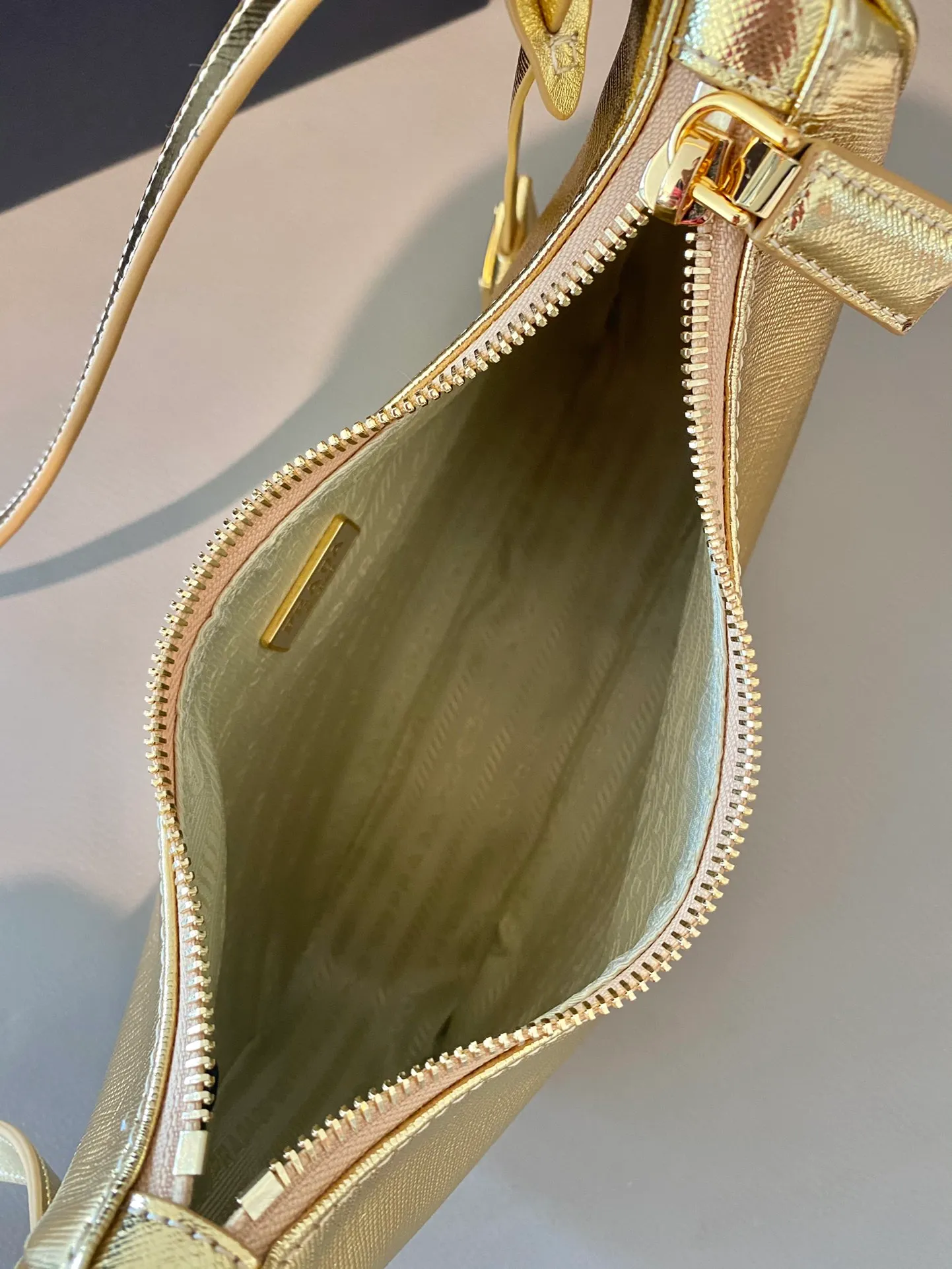 💰1320🎉New style🎉New color in 2023🎉1BC204B handbag/underarm bag/crossbody bag This Hobo handbag/underarm bag/crossbody bag is very functional and can be used for three purposes in one bag. It is perfect🎉🎉It is made of imported cross-grain cowhide, which is more wear-resistant. The shoulder strap can be adjusted and switched at any time😘😘The upper body effect is beautiful, convenient and practical🎉🎉Hurry up and get it👏👏 Length 23x Height 17x Bottom 6.5cm🎉🎉🎉👏👏👏