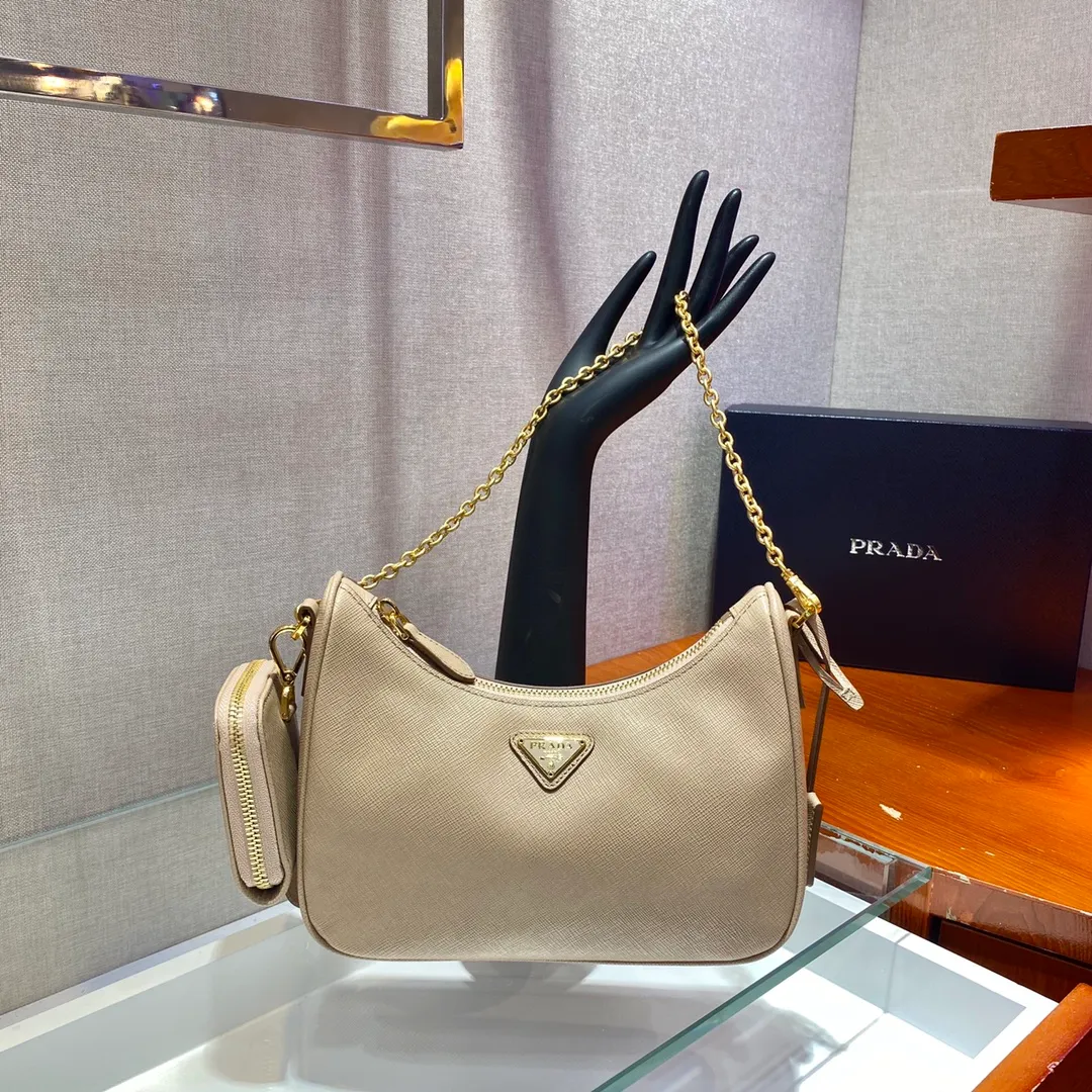 💰1500🎊Gold hardware three-in-one🎊New model 1BH204 full leather/gold hardware, nylon Hobo hand/armpit bag😘😘The full leather hobo that is popular in the fashion circle due to the crazy cultivation of the Internet celebrity sister group has a new model! 👏👏The design of this all-leather Hobo bag is great👍👍One bag with three uses😘😘waist bag/crossbody/single shoulder bag👍👍The handle is replaced by a chain, which makes the underarm bag a little more sexy. It also has a long shoulder strap. What I love most is that there is a small pendant (small bag) hanging on the shoulder strap, which can also be hung on other bags and pants as accessories. 🙊🙊There is no problem in matching various clothes in normal times😘😘Babies, hurry up and get it, it’s so beautiful🙊🙊Dimensions: length 23x height 17x bottom 6.5cm👏👏👏