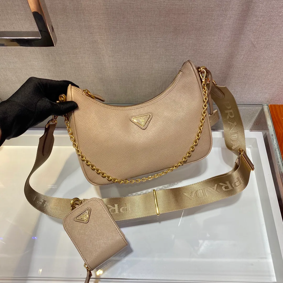 💰1500🎊Gold hardware three-in-one🎊New model 1BH204 full leather/gold hardware, nylon Hobo hand/armpit bag😘😘The full leather hobo that is popular in the fashion circle due to the crazy cultivation of the Internet celebrity sister group has a new model! 👏👏The design of this all-leather Hobo bag is great👍👍One bag with three uses😘😘waist bag/crossbody/single shoulder bag👍👍The handle is replaced by a chain, which makes the underarm bag a little more sexy. It also has a long shoulder strap. What I love most is that there is a small pendant (small bag) hanging on the shoulder strap, which can also be hung on other bags and pants as accessories. 🙊🙊There is no problem in matching various clothes in normal times😘😘Babies, hurry up and get it, it’s so beautiful🙊🙊Dimensions: length 23x height 17x bottom 6.5cm👏👏👏