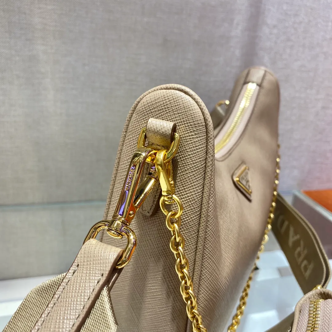 💰1500🎊Gold hardware three-in-one🎊New model 1BH204 full leather/gold hardware, nylon Hobo hand/armpit bag😘😘The full leather hobo that is popular in the fashion circle due to the crazy cultivation of the Internet celebrity sister group has a new model! 👏👏The design of this all-leather Hobo bag is great👍👍One bag with three uses😘😘waist bag/crossbody/single shoulder bag👍👍The handle is replaced by a chain, which makes the underarm bag a little more sexy. It also has a long shoulder strap. What I love most is that there is a small pendant (small bag) hanging on the shoulder strap, which can also be hung on other bags and pants as accessories. 🙊🙊There is no problem in matching various clothes in normal times😘😘Babies, hurry up and get it, it’s so beautiful🙊🙊Dimensions: length 23x height 17x bottom 6.5cm👏👏👏