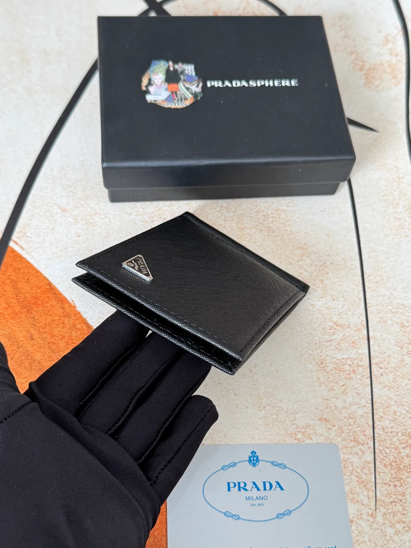 💰130💰Prada Exclusive Real Photo Dollar Bill Clip Cross-grain cowhide metal clip in the middle. Simple and easy to use. It can store money at any time and is easier to put in the trouser pocket. Model: 2MC165 - Dollar Clip Size: 12*8cm