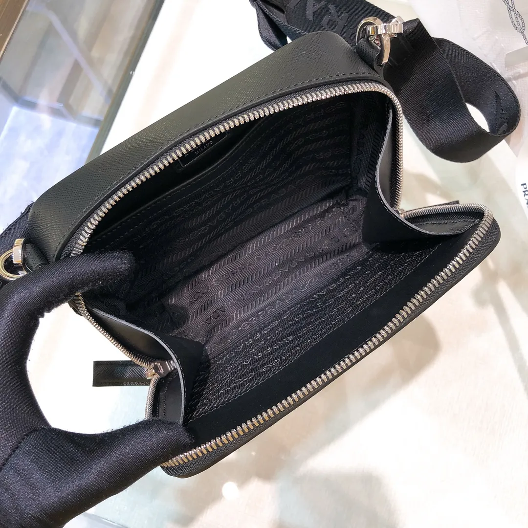 💰1120✨New first launch✨ 2VH070 men's new camera📷bag The trendy representative among p-family camera bags📷 Imported Saffiano cross-grain cowhide The main compartment is zippered and equipped with internal pockets Adjustable nylon shoulder straps decorated with jacquard logo Unique design Fashion leader Outstanding temperament The overall body of the bag is very textured Cross-grain cowhide is crisp and stylish size：18*12*5.5cm