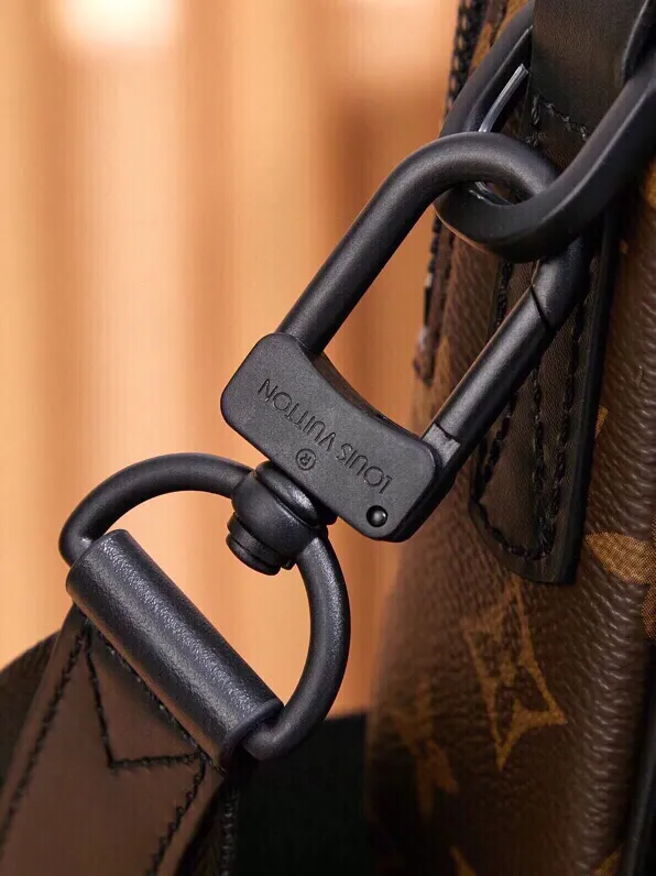 P¥900👉nfc dynamic chip version👈[Top-level inspection-free all-steel hardware] This Quest messenger bag is made of Monogram Macassar canvas, which calmly combines dynamic style and functional considerations. The logo shoulder strap adds classic details, and the quick-release buckle follows the elements of Louis Vuitton's traditional hard luggage. The compact and close-fitting structure makes it easy to store personal items. Monogram Macassar coated canvas - cow leather trim - fabric lining - metal hardware - main compartment with quick-release buckle - outer zippered back pocket - inner patch pocket - shoulder strap: removable and adjustable! ! Model: M46973; Size: 18x18x10CM
