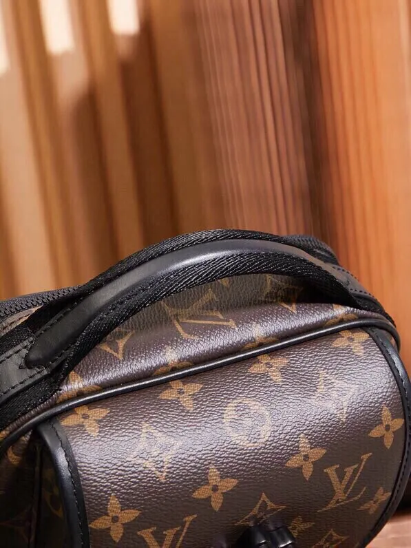 P¥900👉nfc dynamic chip version👈[Top-level inspection-free all-steel hardware] This Quest messenger bag is made of Monogram Macassar canvas, which calmly combines dynamic style and functional considerations. The logo shoulder strap adds classic details, and the quick-release buckle follows the elements of Louis Vuitton's traditional hard luggage. The compact and close-fitting structure makes it easy to store personal items. Monogram Macassar coated canvas - cow leather trim - fabric lining - metal hardware - main compartment with quick-release buckle - outer zippered back pocket - inner patch pocket - shoulder strap: removable and adjustable! ! Model: M46973; Size: 18x18x10CM
