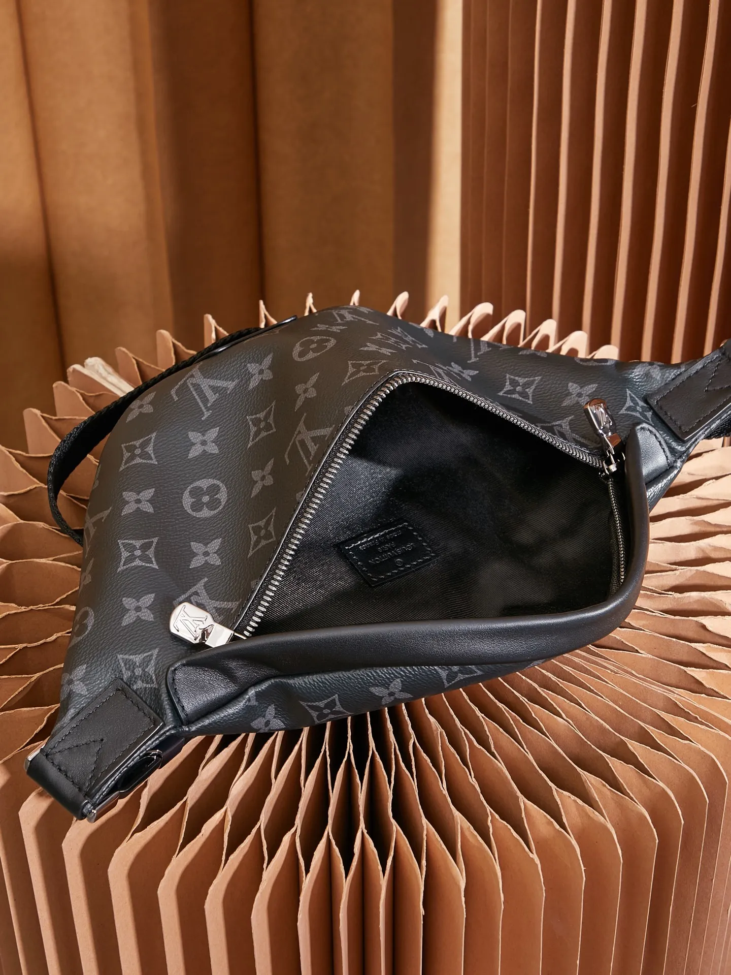P¥760👉nfc163C01 dynamic chip version👈 [Top-grade inspection-free all-steel hardware] This Discovery waist bag is made of Monogram Eclipse canvas, combining casual fashion and modern functionality. The shape is ergonomic and equipped with an adjustable strap, which can be worn around the waist, carried on the shoulder or hung casually on the chest. Zippered pockets on the front and back provide easy access to your phone, cards and keys. Monogram Eclipse coated canvas - cow leather trim - fabric lining - metal hardware - zipper closure - adjustable belt - front outer pocket - rear outer patch pocket - shoulder strap: non-detachable, adjustable! ! Model: M46035; Size: 44x15x9CM
