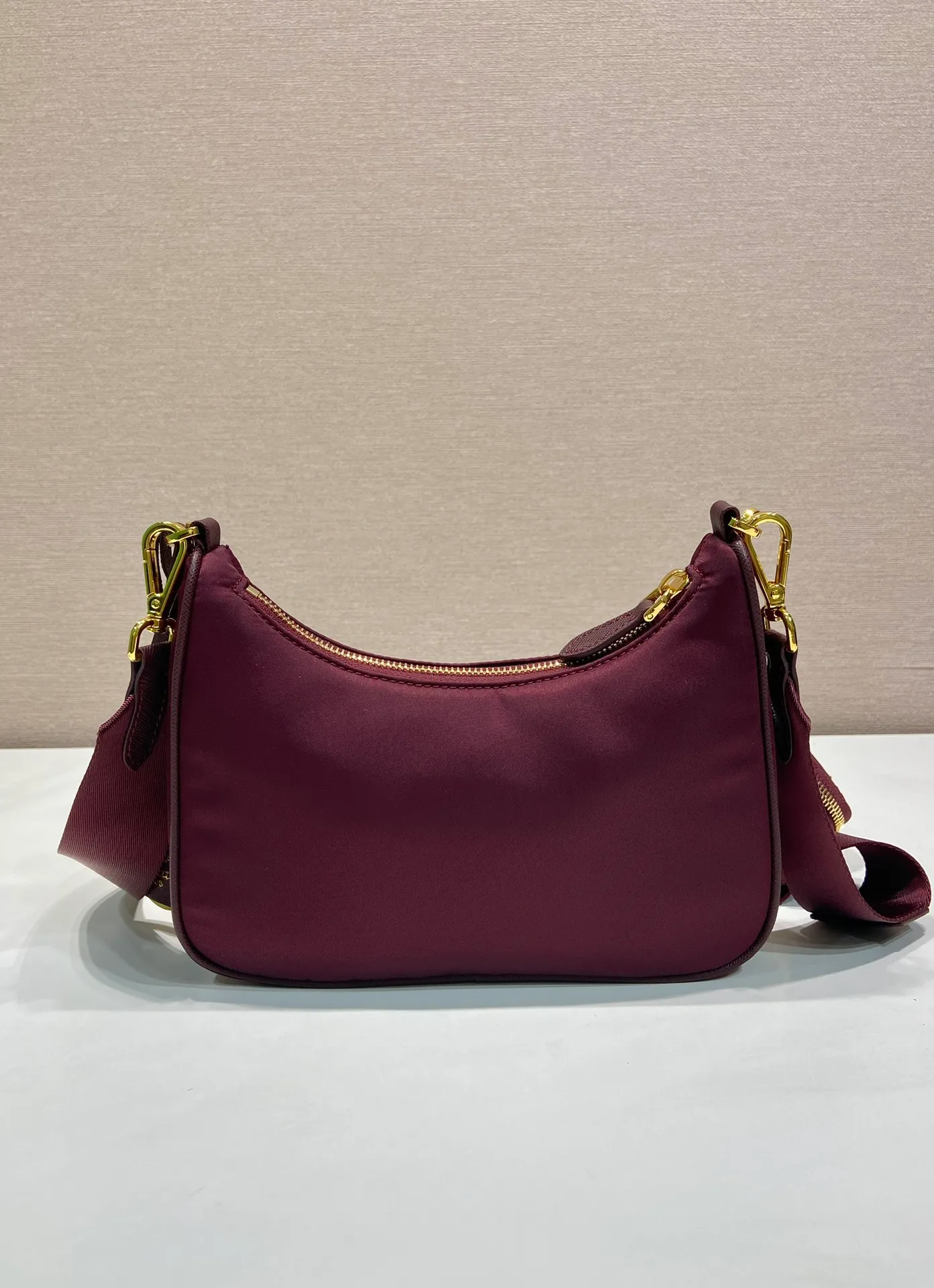 💰1040🎉Hot-selling gold hardware🎉🎉New model 1BH204 Bordeaux red🎉nylon Hobo hand/armpit bag😘😘Hobo, a group of Internet celebrity sisters who are crazy about planting and popular in the fashion circle, has a new model! 👏👏The design of this Hobo bag is great👍👍One bag with three uses😘😘waist bag/crossbody/single shoulder bag👍👍The handle is replaced by a gold chain, which makes the armpit bag more sexy. It also has a long shoulder strap. What I love most is that the shoulder strap also has a small pendant (small bag), which can also be hung on other bags and pants as accessories. 🙊🙊There is no problem in matching various clothes in normal times😘😘Babies, hurry up and get it, it’s so beautiful🙊🙊Dimensions: Length 22X Height 12x Bottom 6cm👏👏👏💰💰💰