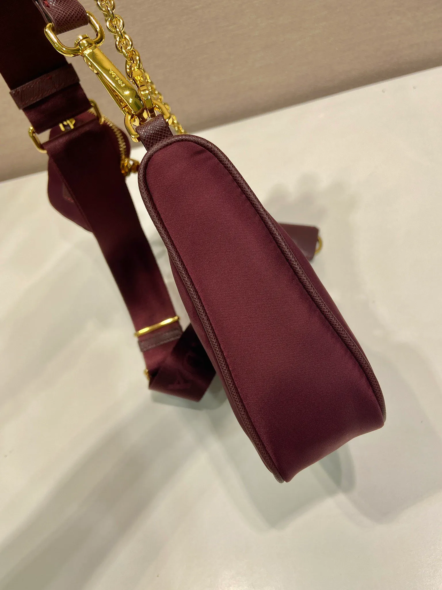 💰1040🎉Hot-selling gold hardware🎉🎉New model 1BH204 Bordeaux red🎉nylon Hobo hand/armpit bag😘😘Hobo, a group of Internet celebrity sisters who are crazy about planting and popular in the fashion circle, has a new model! 👏👏The design of this Hobo bag is great👍👍One bag with three uses😘😘waist bag/crossbody/single shoulder bag👍👍The handle is replaced by a gold chain, which makes the armpit bag more sexy. It also has a long shoulder strap. What I love most is that the shoulder strap also has a small pendant (small bag), which can also be hung on other bags and pants as accessories. 🙊🙊There is no problem in matching various clothes in normal times😘😘Babies, hurry up and get it, it’s so beautiful🙊🙊Dimensions: Length 22X Height 12x Bottom 6cm👏👏👏💰💰💰