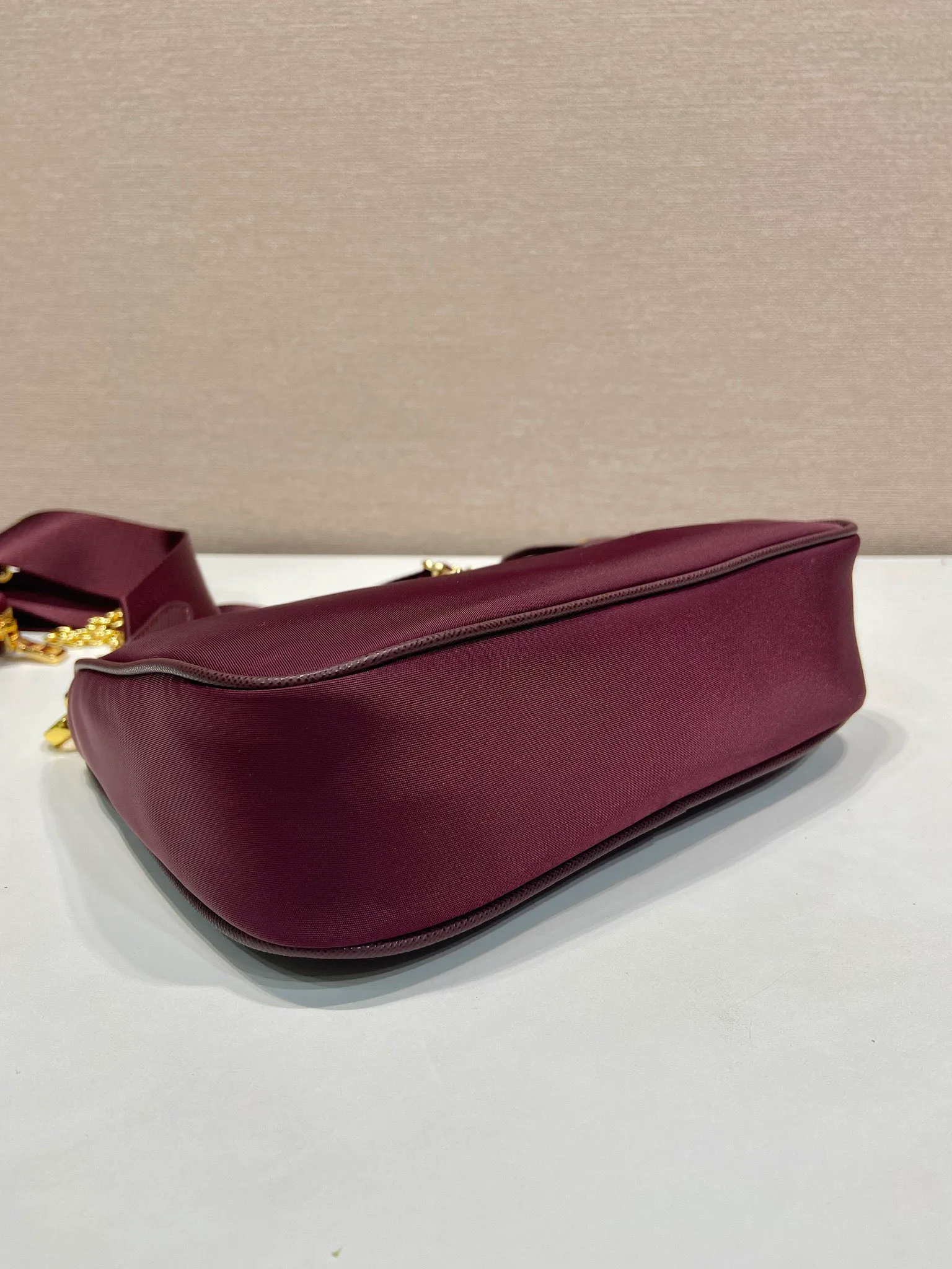 💰1040🎉Hot-selling gold hardware🎉🎉New model 1BH204 Bordeaux red🎉nylon Hobo hand/armpit bag😘😘Hobo, a group of Internet celebrity sisters who are crazy about planting and popular in the fashion circle, has a new model! 👏👏The design of this Hobo bag is great👍👍One bag with three uses😘😘waist bag/crossbody/single shoulder bag👍👍The handle is replaced by a gold chain, which makes the armpit bag more sexy. It also has a long shoulder strap. What I love most is that the shoulder strap also has a small pendant (small bag), which can also be hung on other bags and pants as accessories. 🙊🙊There is no problem in matching various clothes in normal times😘😘Babies, hurry up and get it, it’s so beautiful🙊🙊Dimensions: Length 22X Height 12x Bottom 6cm👏👏👏💰💰💰