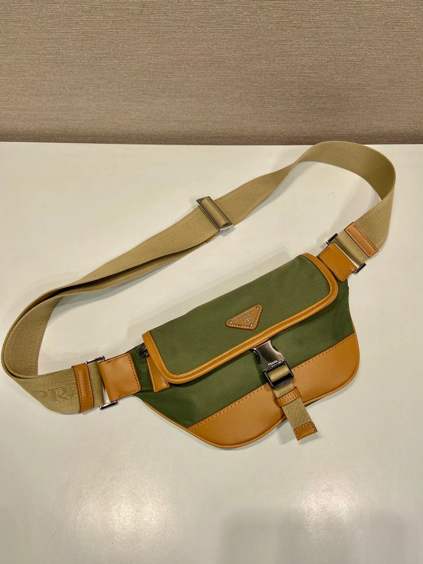 💰960🎉New waist bag🎉2VH176🎉🎉 This versatile and fashionable shoulder bag is made of imported nylon material. The compact style is embellished with leather trim, details such as side buckles are refined and practical, and the adjustable shoulder strap makes it easy to wear cross-body. The enameled triangular metal logo highlights the brand's classic character. It can be used as a chest bag or a waist bag. The upper body effect is very cool, lightweight and practical. Hurry up and get it🎉🎉 Length 18x height 15x bottom 5cm