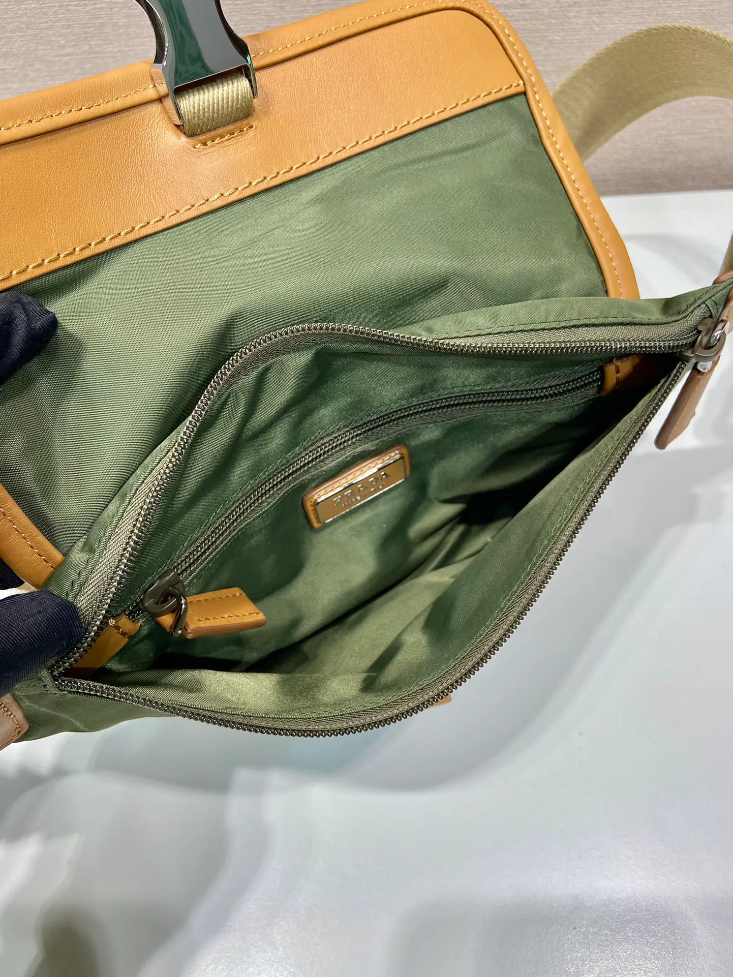 💰960🎉New waist bag🎉2VH176🎉🎉 This versatile and fashionable shoulder bag is made of imported nylon material. The compact style is embellished with leather trim, details such as side buckles are refined and practical, and the adjustable shoulder strap makes it easy to wear cross-body. The enameled triangular metal logo highlights the brand's classic character. It can be used as a chest bag or a waist bag. The upper body effect is very cool, lightweight and practical. Hurry up and get it🎉🎉 Length 18x height 15x bottom 5cm