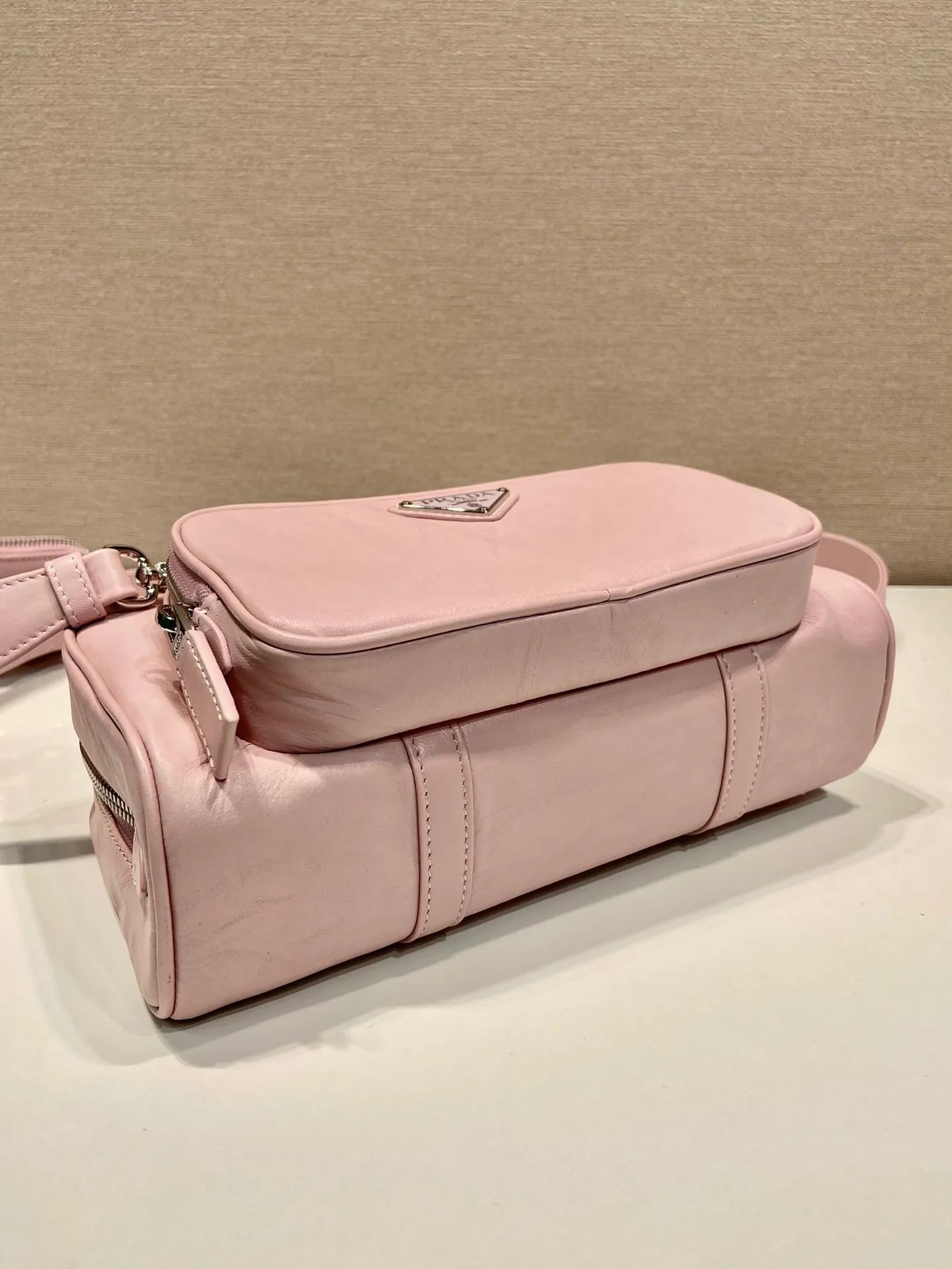 💰1800🎉New Boston🎉1BB099 catwalk style🎉🎉 This casual and classic handbag is made of soft sheepskin inside and out. The hand-made pleat effect is particularly fashionable. It is equipped with a detachable long shoulder strap and a small coin purse. The body is equipped with a front pocket design and large capacity. It was also unveiled in the 2023 spring and summer series fashion show. The upper body effect must be eye-catching. Baby, hurry up and get it🎉🎉Length 24xHeight 12.5xBottom 7cm🎉🎉🎉🍊🍊🍊