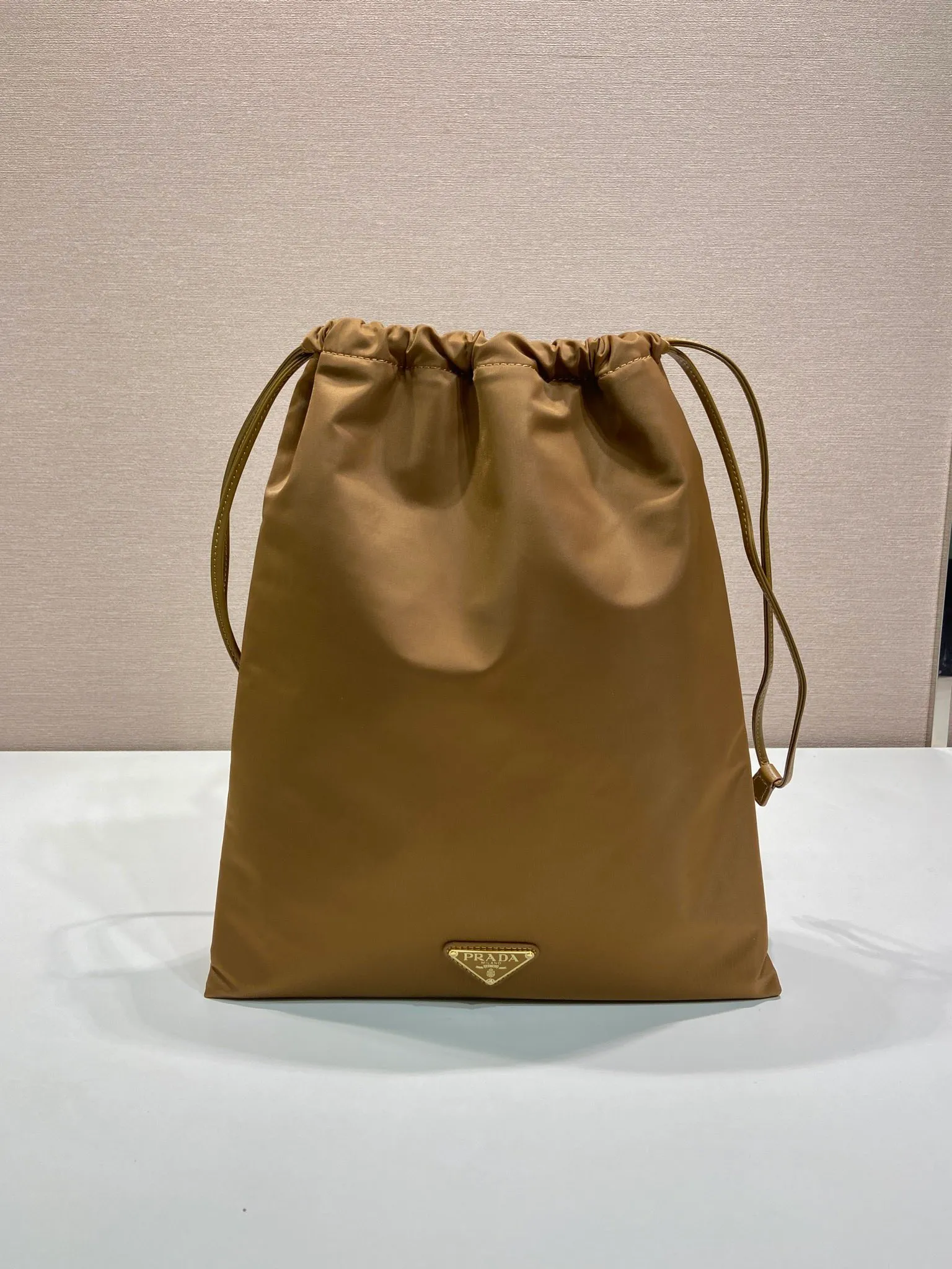 💰560🎉New handbag🎉1NK001 drawstring pouch🎉💰 This drawstring pouch is made of Re-Nylon nylon, with a calf leather drawstring top, enamelled triangular metal logo, Re-Nylon lining with patch pockets, it can also be used as a handbag/storage bag and cosmetic bag. The functionality is very practical, and it is a popular style that will never go out of style. It is worth owning🎉 Height: 35cm Width: 29cm