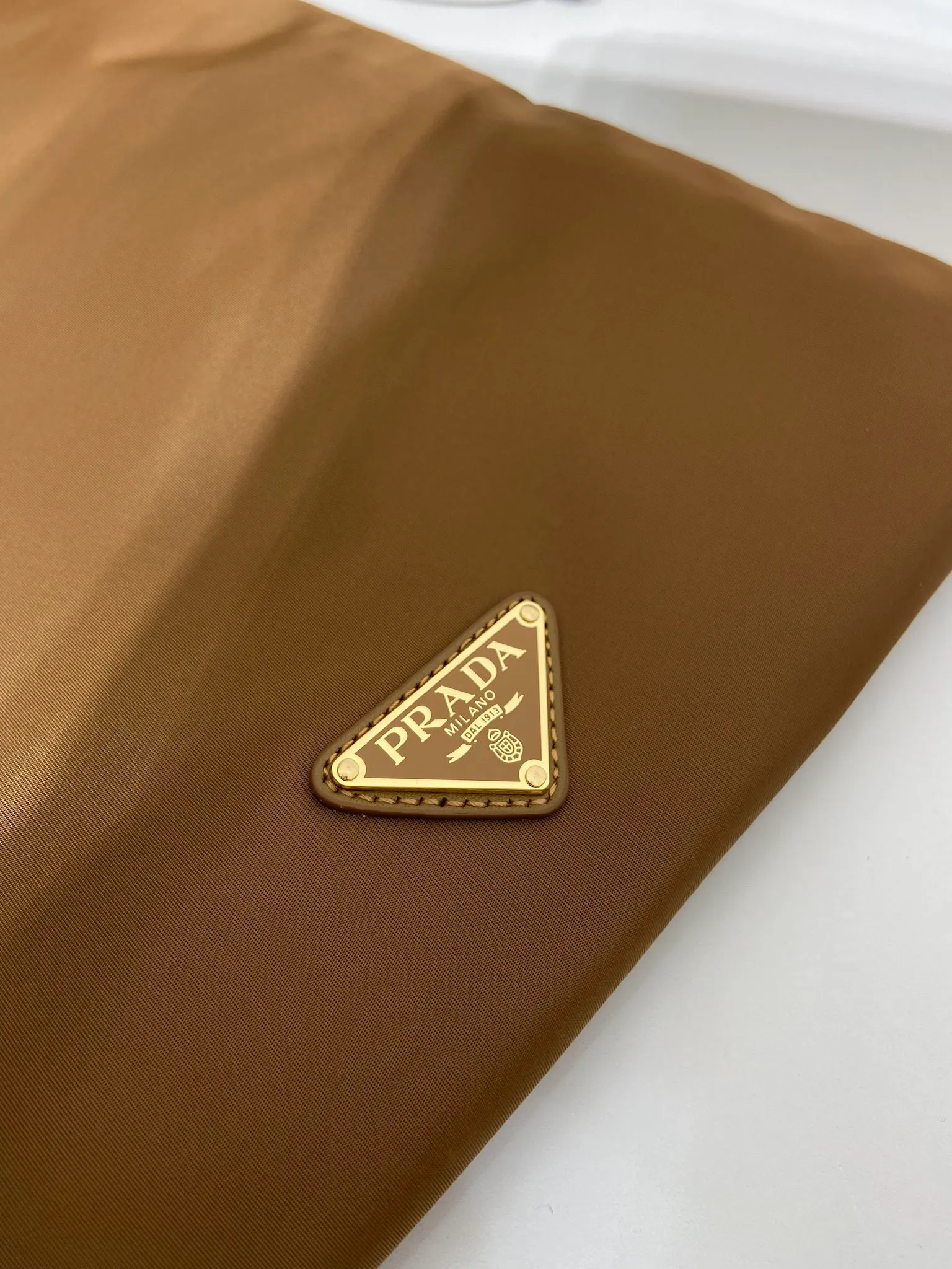 💰560🎉New handbag🎉1NK001 drawstring pouch🎉💰 This drawstring pouch is made of Re-Nylon nylon, with a calf leather drawstring top, enamelled triangular metal logo, Re-Nylon lining with patch pockets, it can also be used as a handbag/storage bag and cosmetic bag. The functionality is very practical, and it is a popular style that will never go out of style. It is worth owning🎉 Height: 35cm Width: 29cm