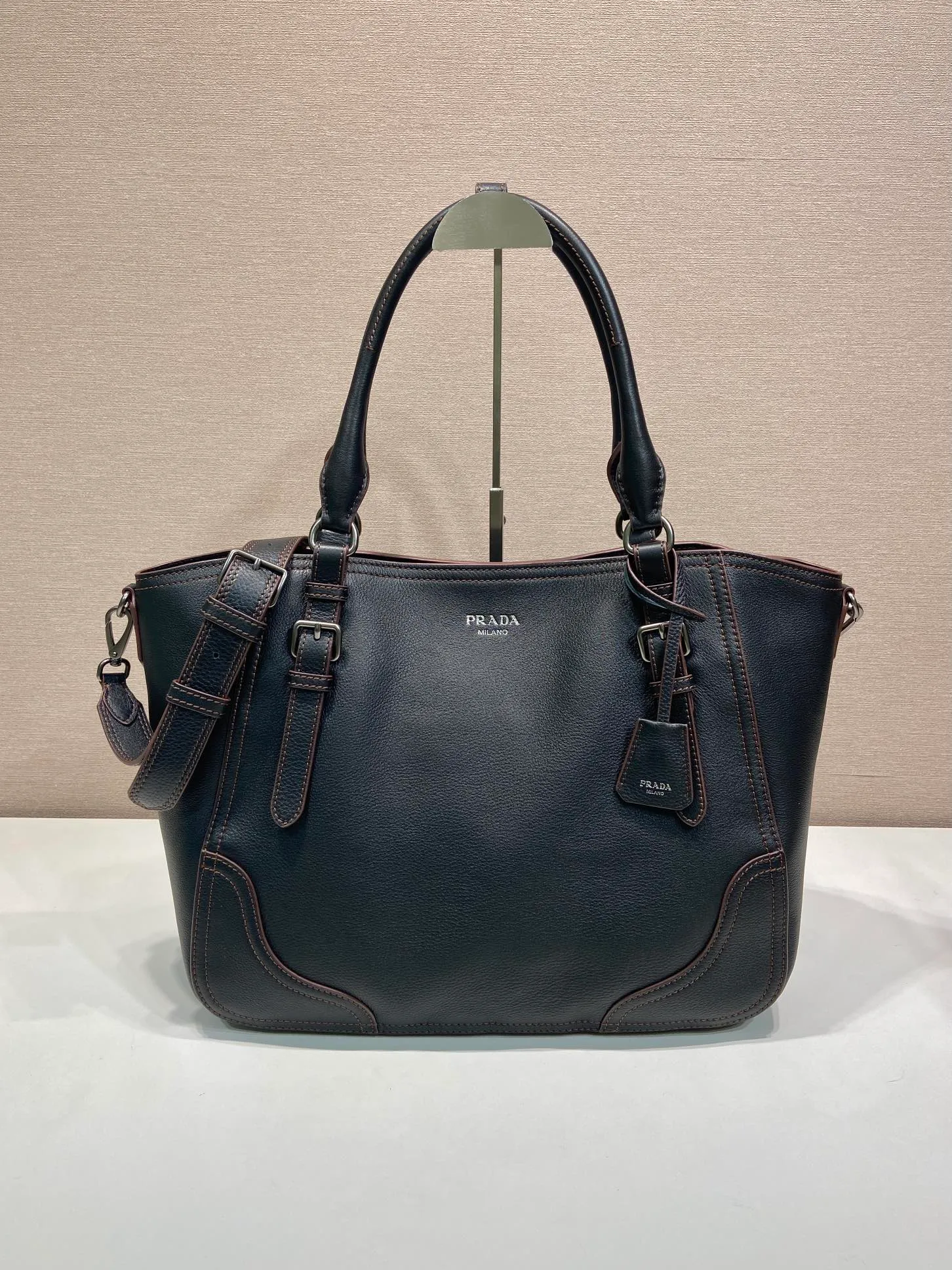 💰2040🎉New Arrival🎉1BG602🎉🎉 This tote bag marks a return to the roots of our DNA, with a design reminiscent of travel themes. The loose, functional silhouette is made from richly textured leather with irregular textures for a natural yet refined effect. Leather handles Removable and adjustable buckskin shoulder strap with embossed letter logo on the front Magnetic closure, nylon lining with logo, two pockets, one of which is zippered, large capacity, another timeless and popular style, get it now 🎉🎉 Length 38x Height 32x Bottom 14cm🎉🎉🎉💰💰💰