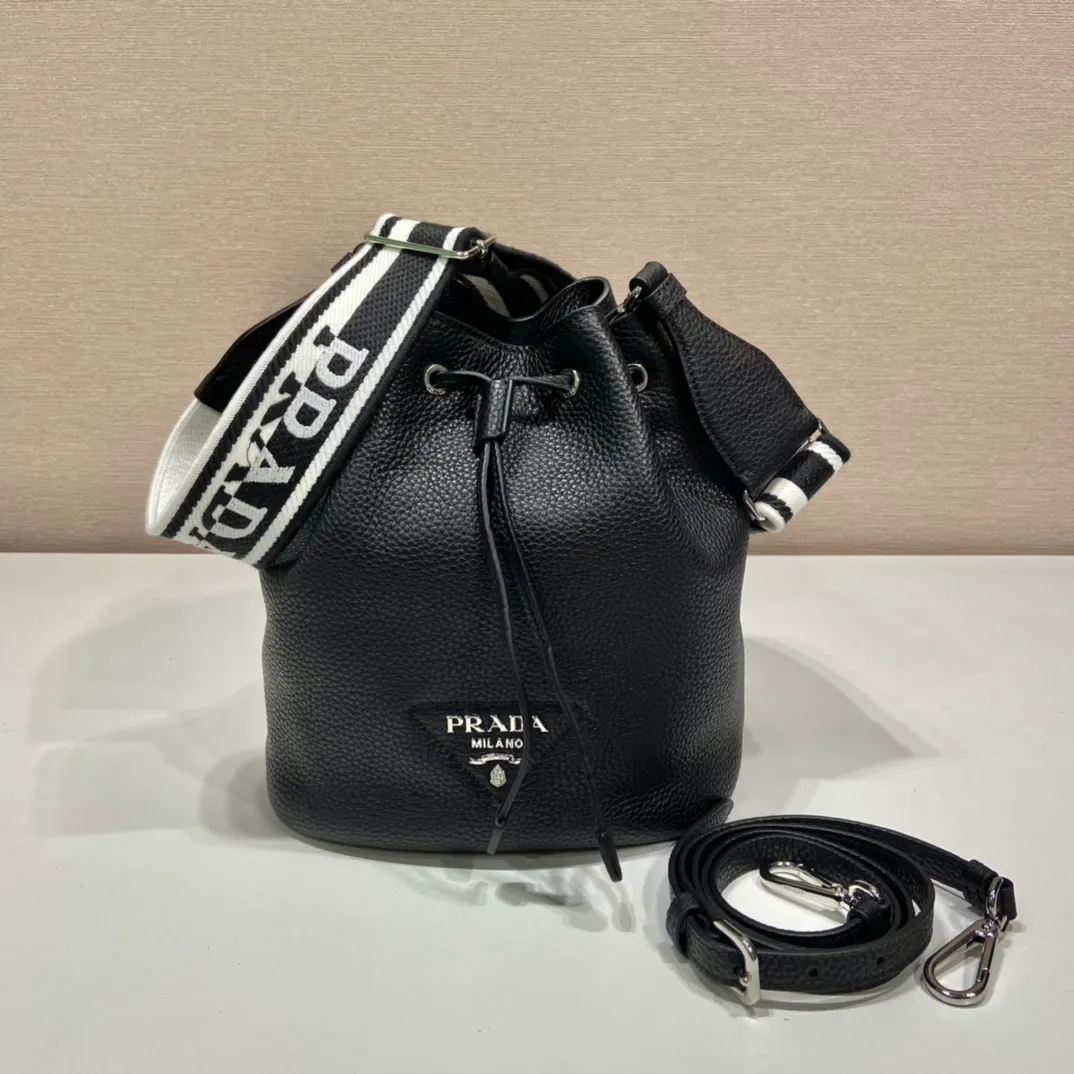 💰1700🎉New double shoulder straps🎉1BE060 double shoulder straps🎉 This bucket double shoulder strap is made of imported deerskin grain cowhide and equipped with two interchangeable and adjustable long shoulder straps. The combination of fabric webbing and cowhide is perfect😘, versatile for mixing and matching different clothes on different occasions😘, large capacity, many compartments, super soft feel🎉Hurry up and get it🎉 Length 20x Height 25 bottom 14cm🎉