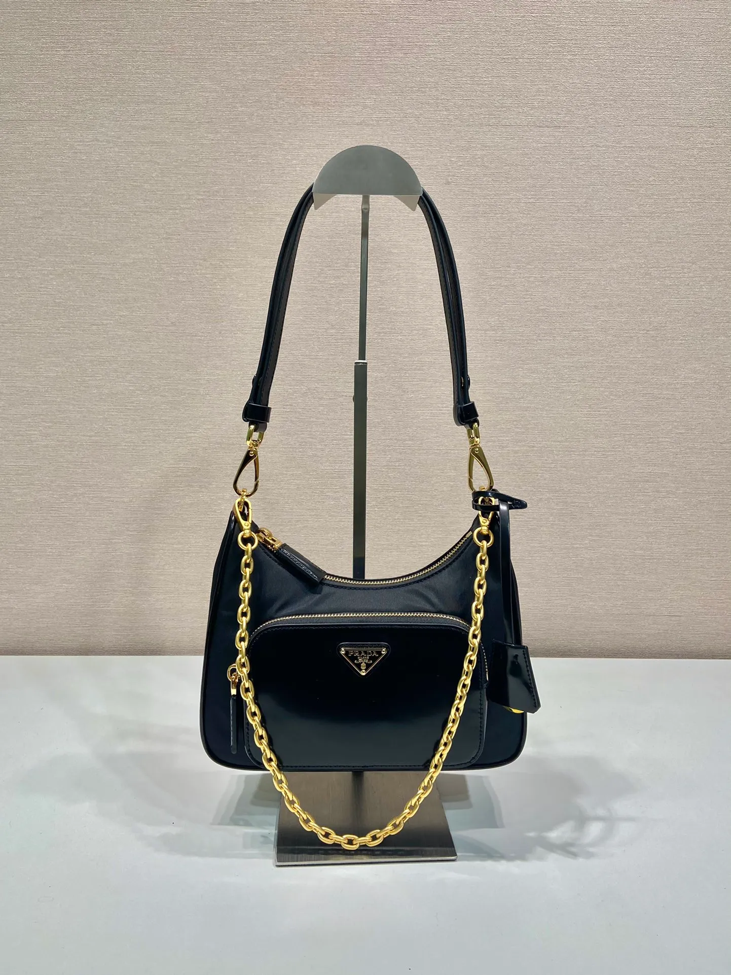 💰1260🎉New armpit bag🎉1BC198, nylon and glossy leather🎉🎉 This simple handbag is made of nylon fabric/shiny cowhide, showing a modern and versatile charm. The curved bag design is equipped with a detachable chain and adjustable glossy leather shoulder strap, making it easy to change the look at will. The metal accessories add a bright style, and the upper body effect is very cool/fashionable. It is also a timeless hot style🎉Babies, hurry up and get it🎉 l Length 22x Height 19.5x Bottom 6cm🎉🎉🎉🍊🍊🍊