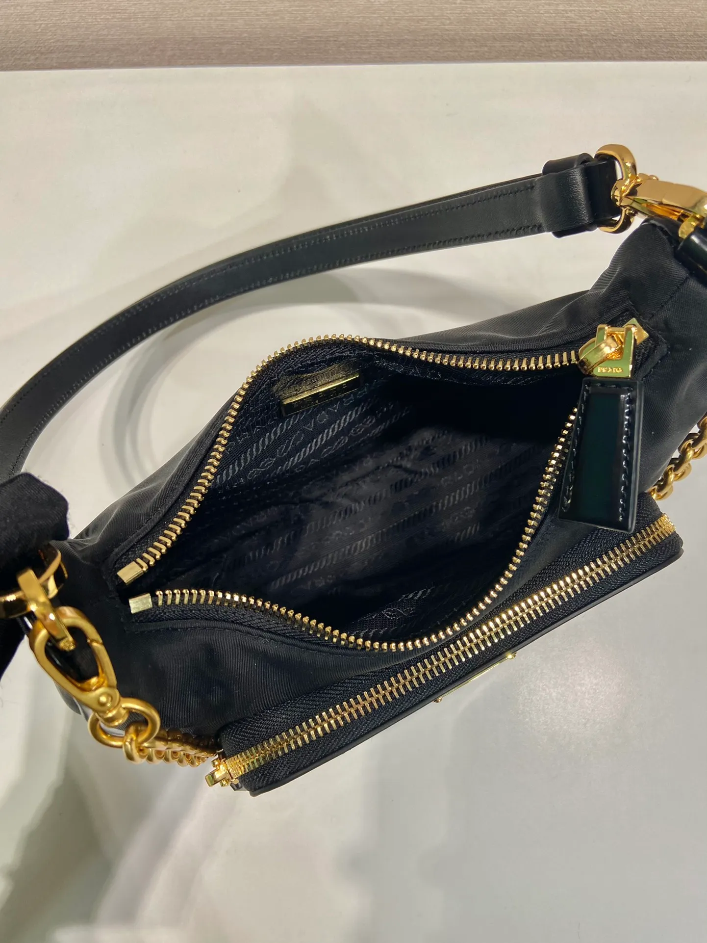 💰1260🎉New armpit bag🎉1BC198, nylon and glossy leather🎉🎉 This simple handbag is made of nylon fabric/shiny cowhide, showing a modern and versatile charm. The curved bag design is equipped with a detachable chain and adjustable glossy leather shoulder strap, making it easy to change the look at will. The metal accessories add a bright style, and the upper body effect is very cool/fashionable. It is also a timeless hot style🎉Babies, hurry up and get it🎉 l Length 22x Height 19.5x Bottom 6cm🎉🎉🎉🍊🍊🍊