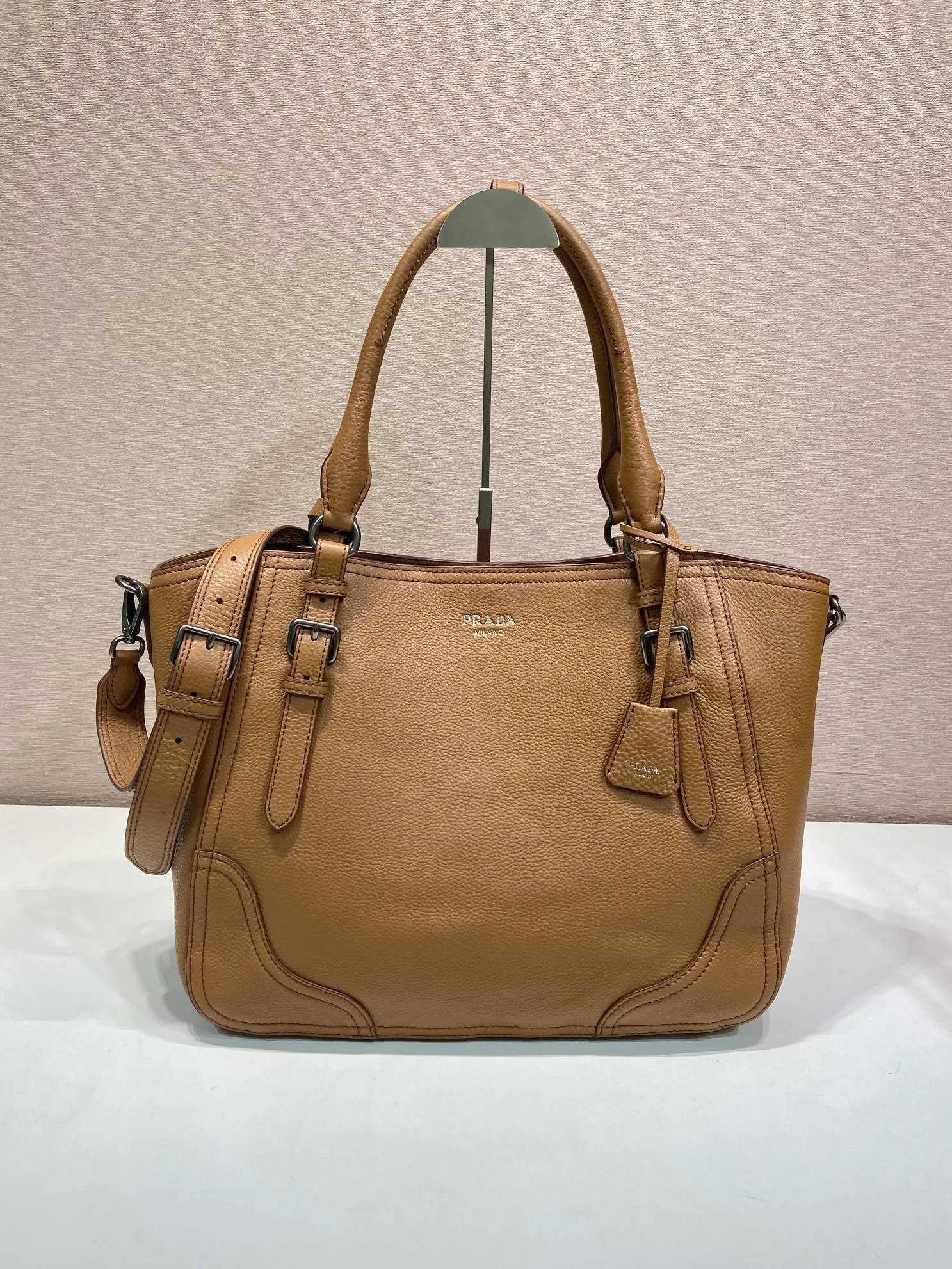 💰2040🎉New Arrival🎉1BG602🎉🎉 This tote bag marks a return to the roots of our DNA, with a design reminiscent of travel themes. The loose, functional silhouette is made from richly textured leather with irregular textures for a natural yet refined effect. Leather handles Removable and adjustable buckskin shoulder strap with embossed letter logo on the front Magnetic closure, nylon lining with logo, two pockets, one of which is zippered, large capacity, another timeless and popular style, get it now 🎉🎉 Length 38x Height 32x Bottom 14cm🎉🎉🎉💰💰💰