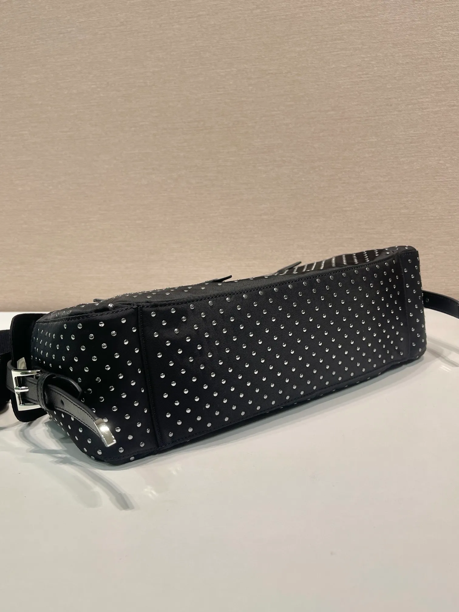 💰1320🎉New product🎉1BC236 rivet🎉🎉 This messenger bag is made of imported nylon fabric and calfskin. The new design is hand-heated with rivets. It looks particularly unique and fashionable. It has 2 pockets on the side, zipper pocket opening and front panel. It has large capacity and can be worn on one shoulder or crossbody. If you like babies, hurry up and get it. It is fashionable and unique/100% return rate😘😘 Bottom length 26/longest 33x height 17x bottom 9cm🎉🎉🎉💰💰💰