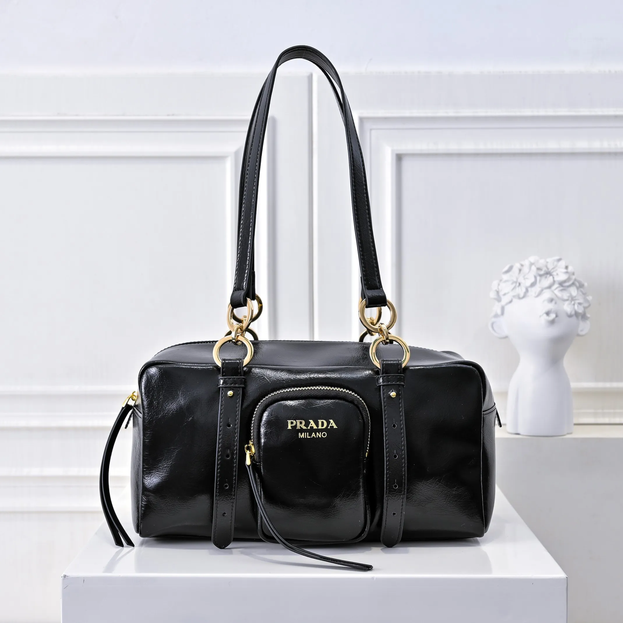 💰460￥🎉PRADA25 spring new waxed leather🎉 This new square handbag is made of soft waxed leather with a retro feel. Retro metal hardware and zipper pockets with archive elements highlight the retro charm. It has a large capacity and can be carried by hand or shoulder strap. The upper body effect is fashionable and towering. It is also a popular style that will never go out of style. Get it now🎉 Style number: 7043 Dimensions: length 30x height 15x bottom 15.5cm🎉🎉🎉 Material: waxed cowhide