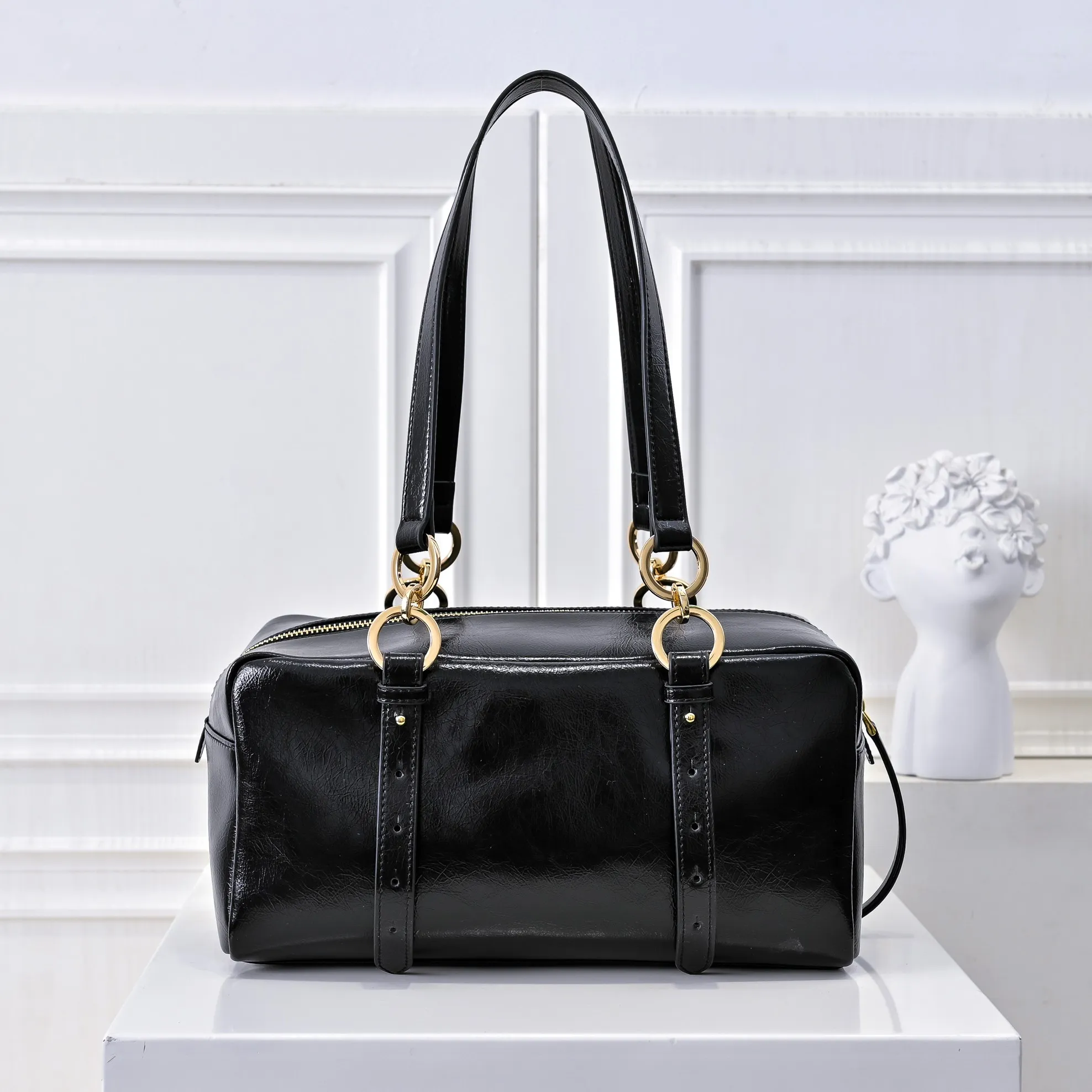 💰460￥🎉PRADA25 spring new waxed leather🎉 This new square handbag is made of soft waxed leather with a retro feel. Retro metal hardware and zipper pockets with archive elements highlight the retro charm. It has a large capacity and can be carried by hand or shoulder strap. The upper body effect is fashionable and towering. It is also a popular style that will never go out of style. Get it now🎉 Style number: 7043 Dimensions: length 30x height 15x bottom 15.5cm🎉🎉🎉 Material: waxed cowhide