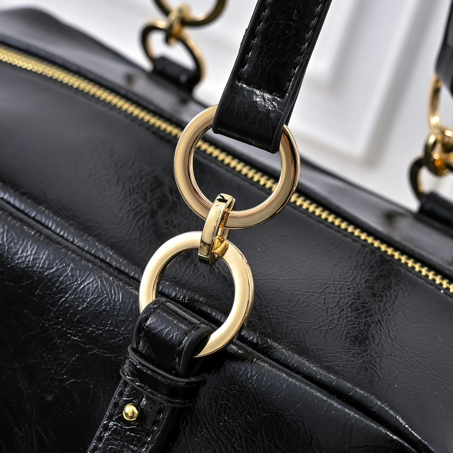 💰460￥🎉PRADA25 spring new waxed leather🎉 This new square handbag is made of soft waxed leather with a retro feel. Retro metal hardware and zipper pockets with archive elements highlight the retro charm. It has a large capacity and can be carried by hand or shoulder strap. The upper body effect is fashionable and towering. It is also a popular style that will never go out of style. Get it now🎉 Style number: 7043 Dimensions: length 30x height 15x bottom 15.5cm🎉🎉🎉 Material: waxed cowhide