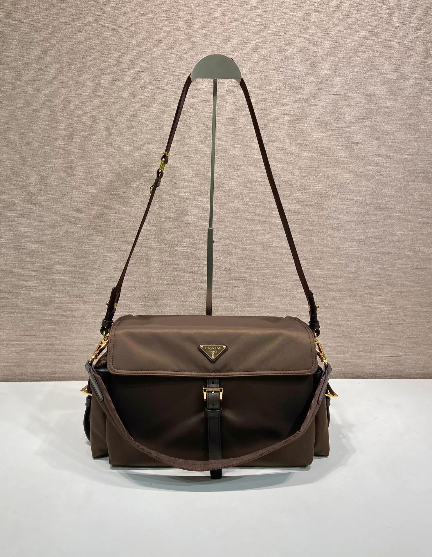 💰1320🎉New messenger bag🎉1BD391 large💰🎉 This handbag perfectly combines sophistication and functionality. It is made of regenerated nylon material, has a soft silhouette and is equipped with multiple pockets. Combining sporty and versatile elements, the lightweight and practical design features an enameled triangle metal logo and leather details. Equipped with 2 detachable shoulder straps, it has a large capacity and is perfect. It is also a popular style that will never go out of style. The large size is suitable for both men and women, so hurry up and get it🎉🎉 Length 37.5x Height 19x Bottom 12cm🎉🎉🎉💰💰💰