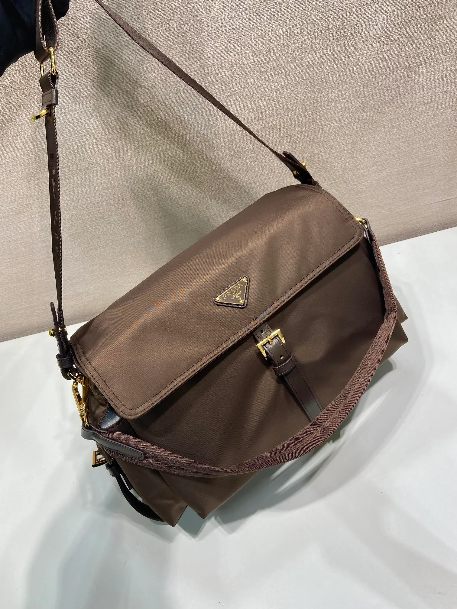 💰1320🎉New messenger bag🎉1BD391 large💰🎉 This handbag perfectly combines sophistication and functionality. It is made of regenerated nylon material, has a soft silhouette and is equipped with multiple pockets. Combining sporty and versatile elements, the lightweight and practical design features an enameled triangle metal logo and leather details. Equipped with 2 detachable shoulder straps, it has a large capacity and is perfect. It is also a popular style that will never go out of style. The large size is suitable for both men and women, so hurry up and get it🎉🎉 Length 37.5x Height 19x Bottom 12cm🎉🎉🎉💰💰💰