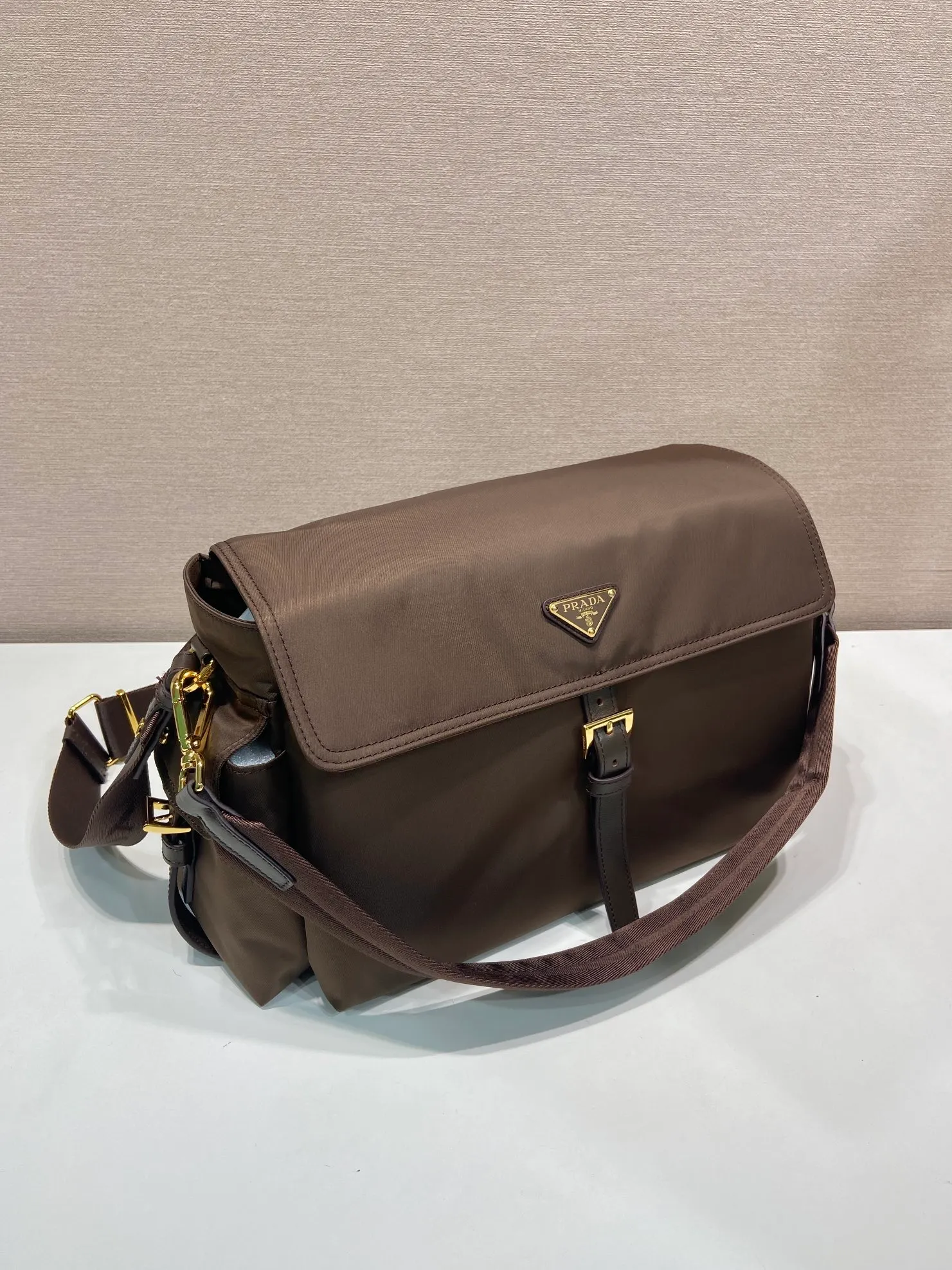 💰1320🎉New messenger bag🎉1BD391 large💰🎉 This handbag perfectly combines sophistication and functionality. It is made of regenerated nylon material, has a soft silhouette and is equipped with multiple pockets. Combining sporty and versatile elements, the lightweight and practical design features an enameled triangle metal logo and leather details. Equipped with 2 detachable shoulder straps, it has a large capacity and is perfect. It is also a popular style that will never go out of style. The large size is suitable for both men and women, so hurry up and get it🎉🎉 Length 37.5x Height 19x Bottom 12cm🎉🎉🎉💰💰💰
