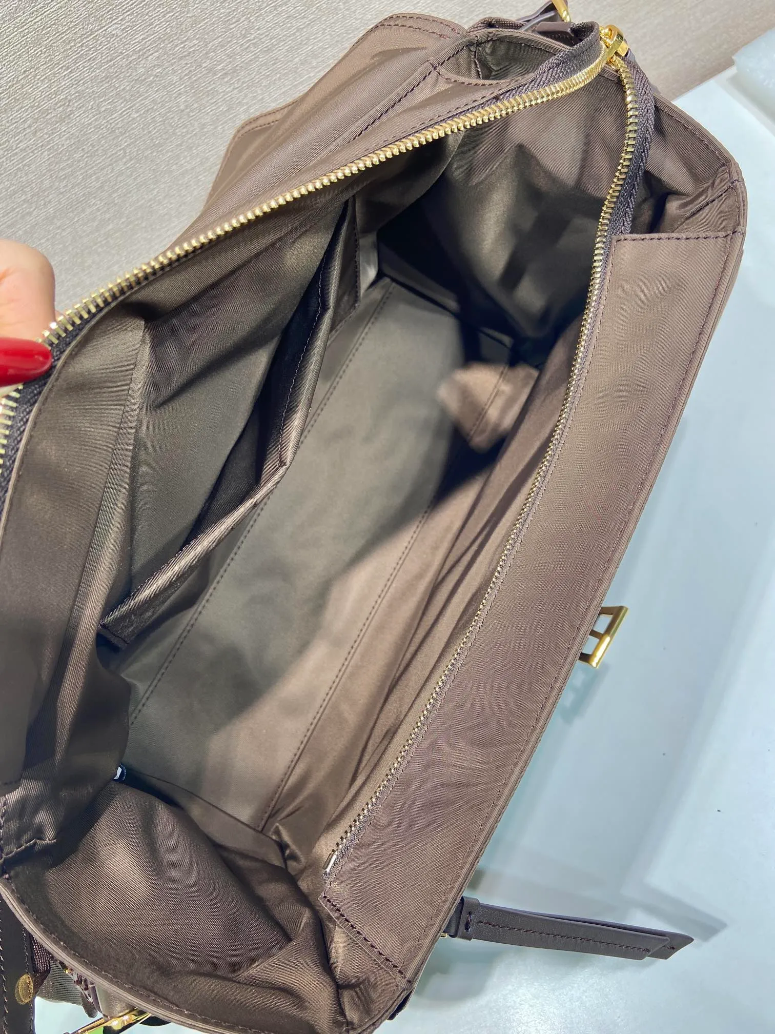 💰1320🎉New messenger bag🎉1BD391 large💰🎉 This handbag perfectly combines sophistication and functionality. It is made of regenerated nylon material, has a soft silhouette and is equipped with multiple pockets. Combining sporty and versatile elements, the lightweight and practical design features an enameled triangle metal logo and leather details. Equipped with 2 detachable shoulder straps, it has a large capacity and is perfect. It is also a popular style that will never go out of style. The large size is suitable for both men and women, so hurry up and get it🎉🎉 Length 37.5x Height 19x Bottom 12cm🎉🎉🎉💰💰💰