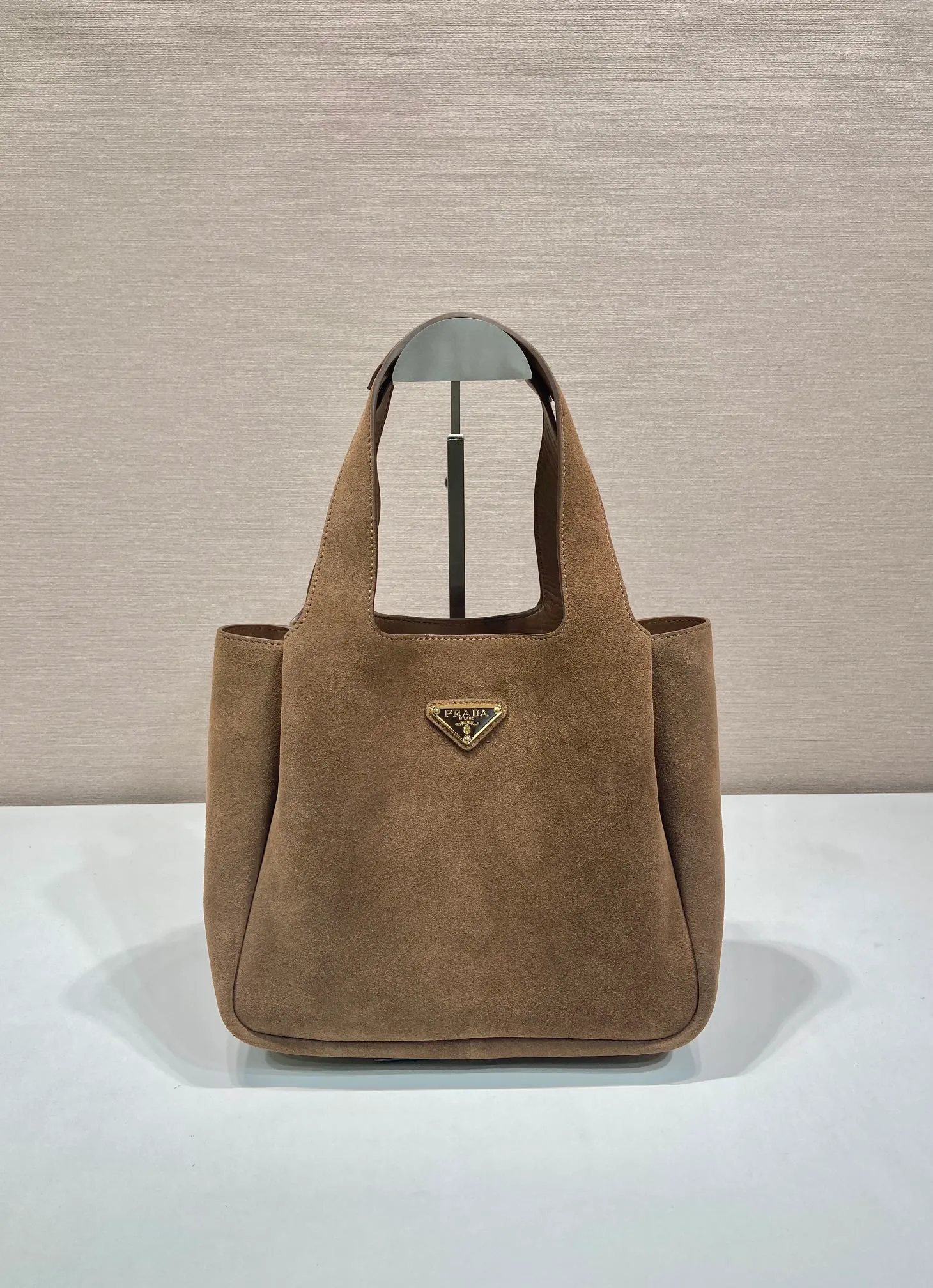 💰1500🎉Nubuck leather vegetable basket🎉🎉 1BG335 large new bucket bag ✨ Made of imported nubuck leather vegetable basket, imported sheepskin inside, top-grade hardware, and the upper body effect is very beautiful. It’s also lightweight😘😘It has many compartments and can be carried as a handbag or an armpit bag, so it can be matched with different clothes. So beautiful😘😘Hurry up and get it🙊 Length 25x height 21.5x bottom 14cm👏👏👏💰💰💰