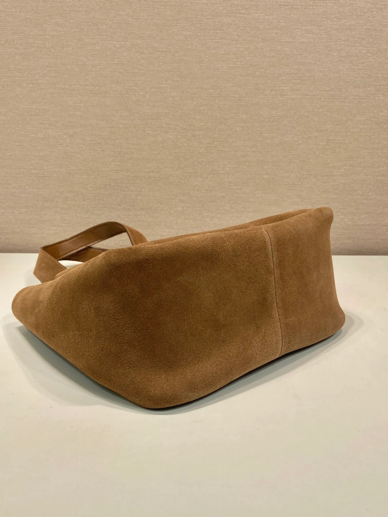 💰1500🎉Nubuck leather vegetable basket🎉🎉 1BG335 large new bucket bag ✨ Made of imported nubuck leather vegetable basket, imported sheepskin inside, top-grade hardware, and the upper body effect is very beautiful. It’s also lightweight😘😘It has many compartments and can be carried as a handbag or an armpit bag, so it can be matched with different clothes. So beautiful😘😘Hurry up and get it🙊 Length 25x height 21.5x bottom 14cm👏👏👏💰💰💰