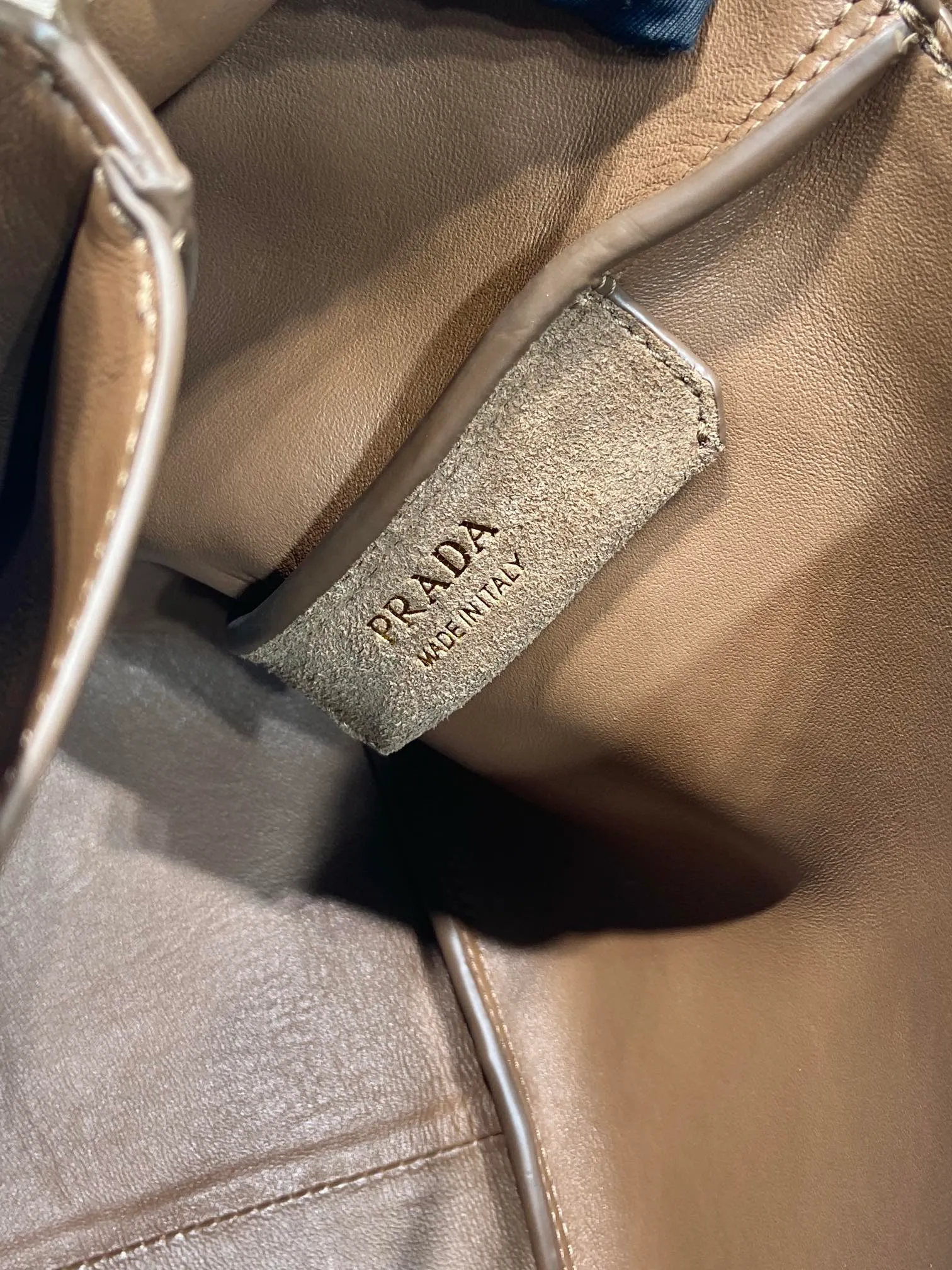 💰1500🎉Nubuck leather vegetable basket🎉🎉 1BG335 large new bucket bag ✨ Made of imported nubuck leather vegetable basket, imported sheepskin inside, top-grade hardware, and the upper body effect is very beautiful. It’s also lightweight😘😘It has many compartments and can be carried as a handbag or an armpit bag, so it can be matched with different clothes. So beautiful😘😘Hurry up and get it🙊 Length 25x height 21.5x bottom 14cm👏👏👏💰💰💰