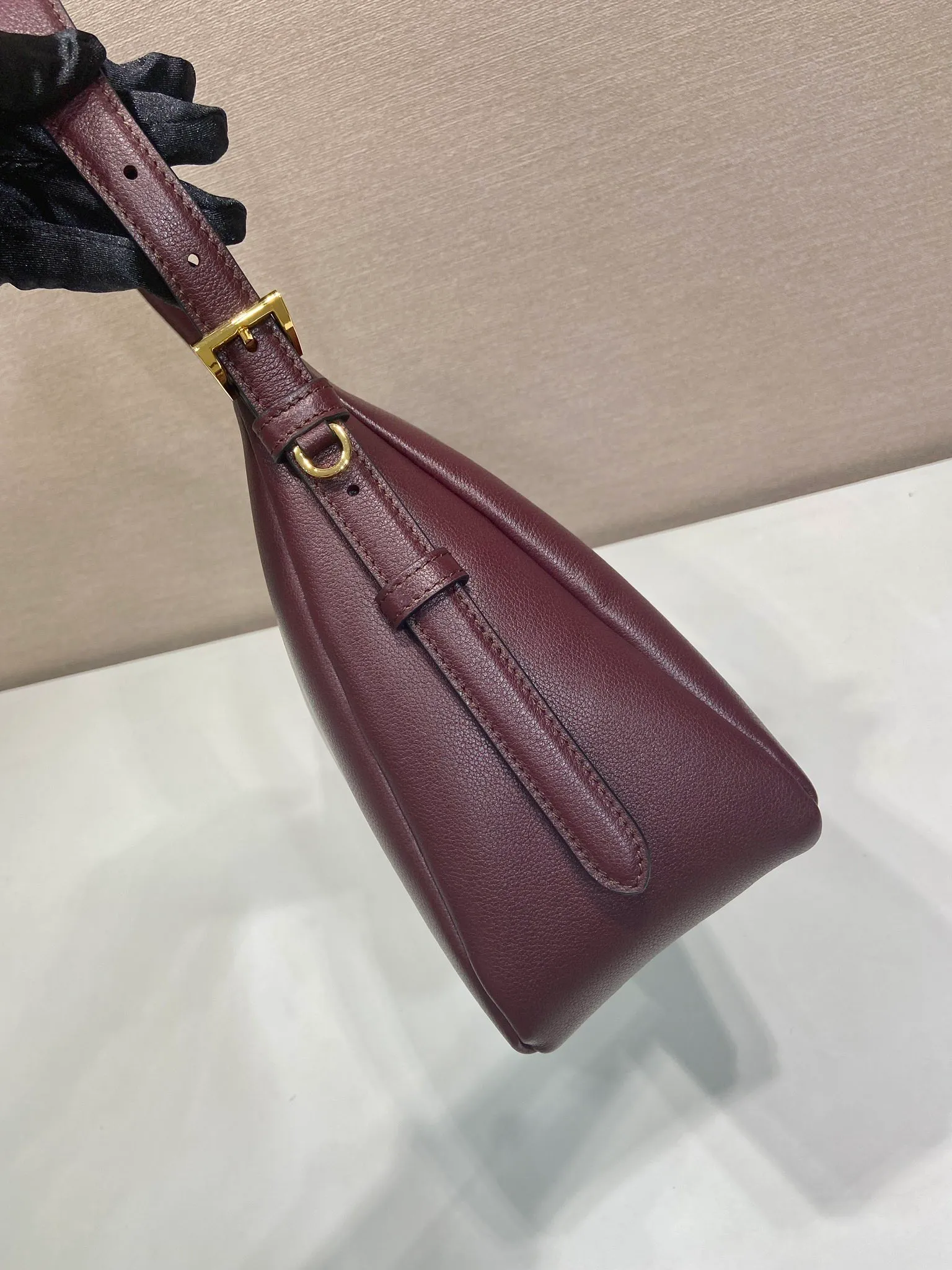 💰1760🎉New Aimee Underarm Bag🎉1BC228🎉🎉 This leather Hobo underarm bag has a simple design and is made of imported calfskin. It has a metal triangular enamel logo on the front and is equipped with a detachable leather shoulder strap. The leather is fine and soft, practical, lightweight, and has a large capacity. ﻿﻿﻿High-end and versatile, another fashion hit. Hurry up and get it, it’s so beautiful👏👏 Length 39x height 24x bottom 12cm