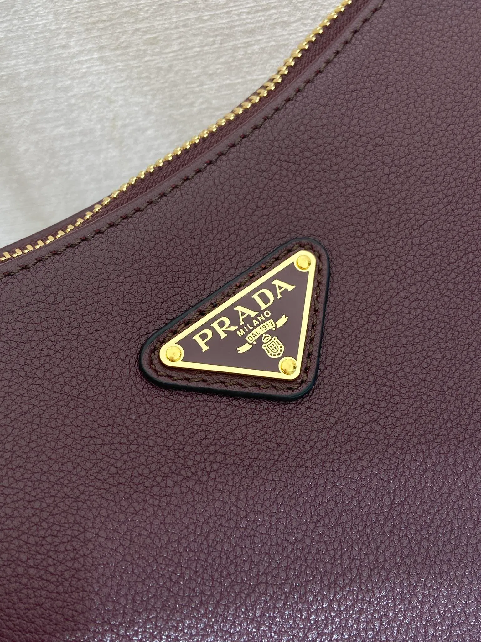 💰1760🎉New Aimee Underarm Bag🎉1BC228🎉🎉 This leather Hobo underarm bag has a simple design and is made of imported calfskin. It has a metal triangular enamel logo on the front and is equipped with a detachable leather shoulder strap. The leather is fine and soft, practical, lightweight, and has a large capacity. ﻿﻿﻿High-end and versatile, another fashion hit. Hurry up and get it, it’s so beautiful👏👏 Length 39x height 24x bottom 12cm
