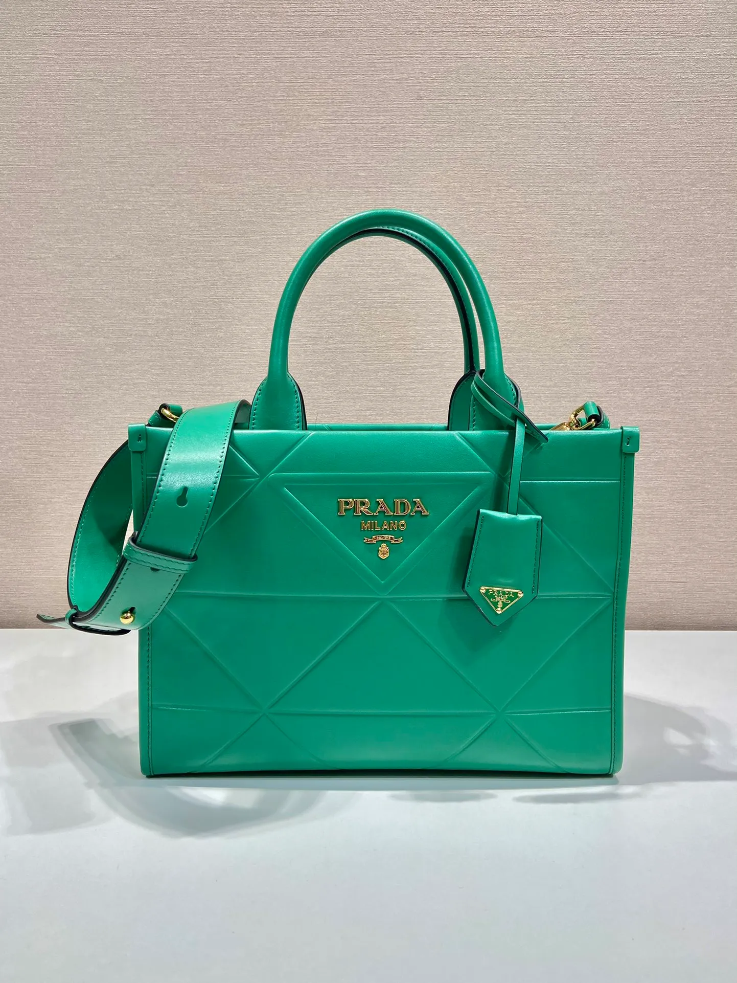💰1800🎉 New Triangular Diamond Tote Bag 🎉 Tote Bag 🎉1BA379 Small/Long Shoulder Strap 🎉 This tote bag is made of imported calfskin, with a pure handmade triangular diamond design, and the mark is composed of an embossed triangle and a hardware mark. Interior compartment with zip pockets. Simple and elegant, full of fashion sense. Babies, hurry up and get started. Length 30x height 23x base 9cm🎉🎉🎉👏👏👏
