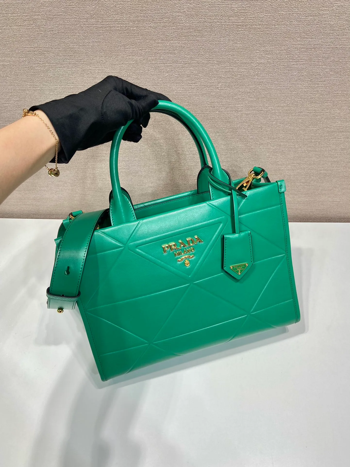 💰1800🎉 New Triangular Diamond Tote Bag 🎉 Tote Bag 🎉1BA379 Small/Long Shoulder Strap 🎉 This tote bag is made of imported calfskin, with a pure handmade triangular diamond design, and the mark is composed of an embossed triangle and a hardware mark. Interior compartment with zip pockets. Simple and elegant, full of fashion sense. Babies, hurry up and get started. Length 30x height 23x base 9cm🎉🎉🎉👏👏👏