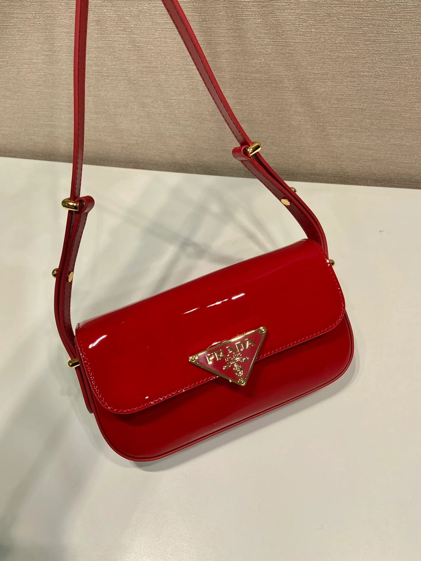 💰1460🎉New style🎉1BD339 patent leather🎉🎉 This shoulder bag demonstrates a simple design concept through its smooth lines and compact shape. It is made of patent calfskin outer/sheepskin inner fabric. It is equipped with an adjustable shoulder strap that can be carried on one shoulder/crossbody, with a maximum length of 110cm. The front lock buckle is embellished with the iconic triangle logo. Wear a bold upper body, beauties. Get it now. Length 20.5x Height 10.5x Bottom 4cm